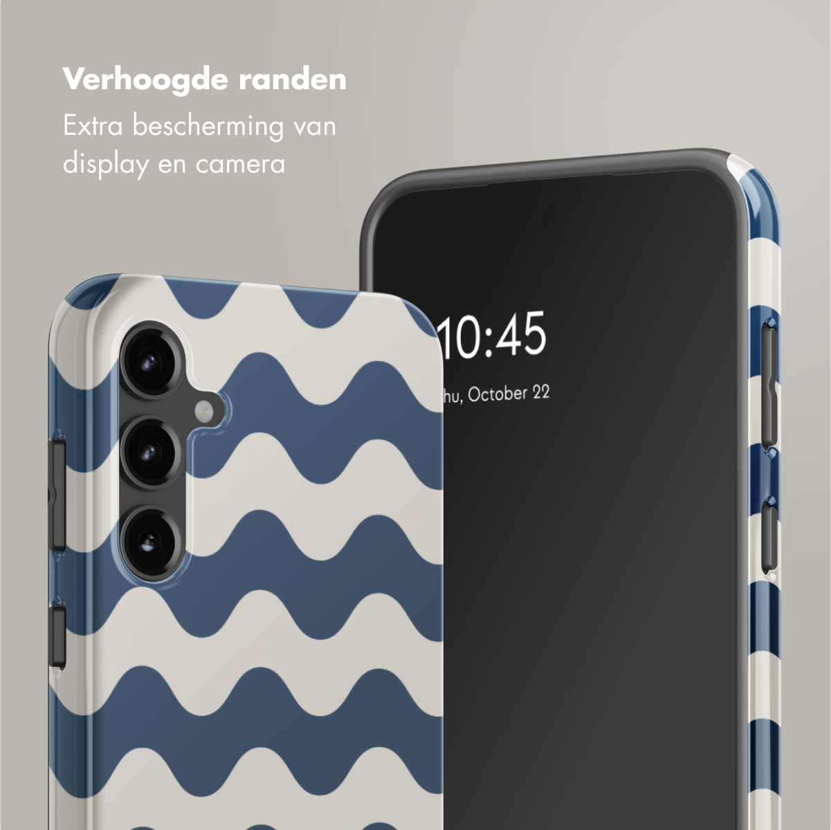 Telefono con custodia blu a onde e bianco sporco. Lo schermo mostra l'ora e la data. Bordi alti.