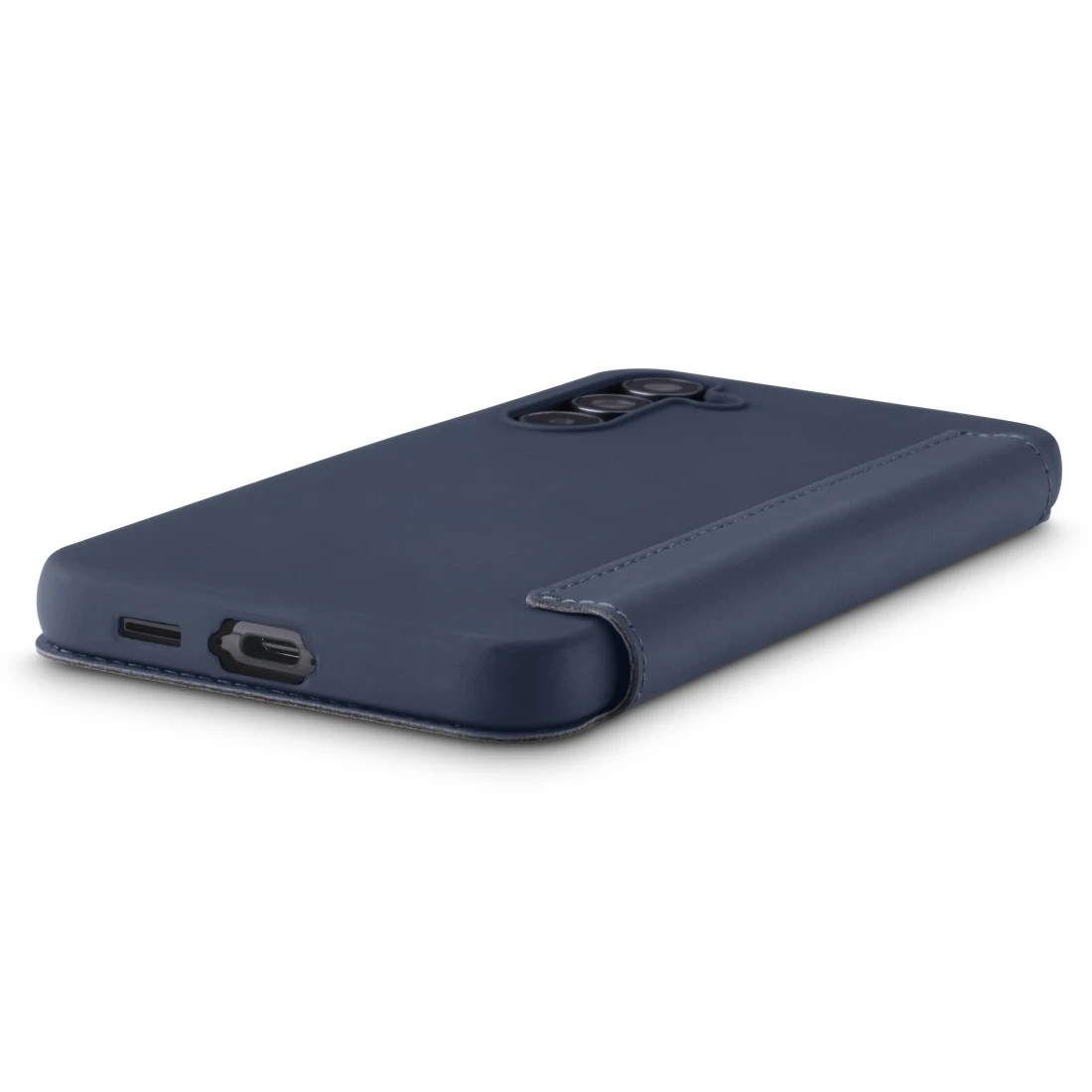 Coque de téléphone bleue sur une surface blanche. Montre les ports et une découpe de caméra, vue latérale.
