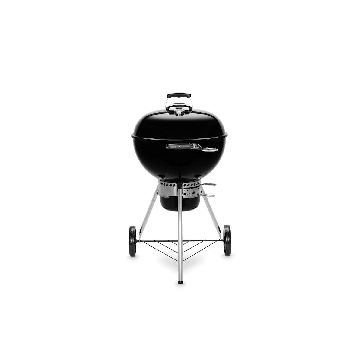 Griglia Weber nera su sfondo bianco. Ha un coperchio rotondo e tre gambe con ruote.