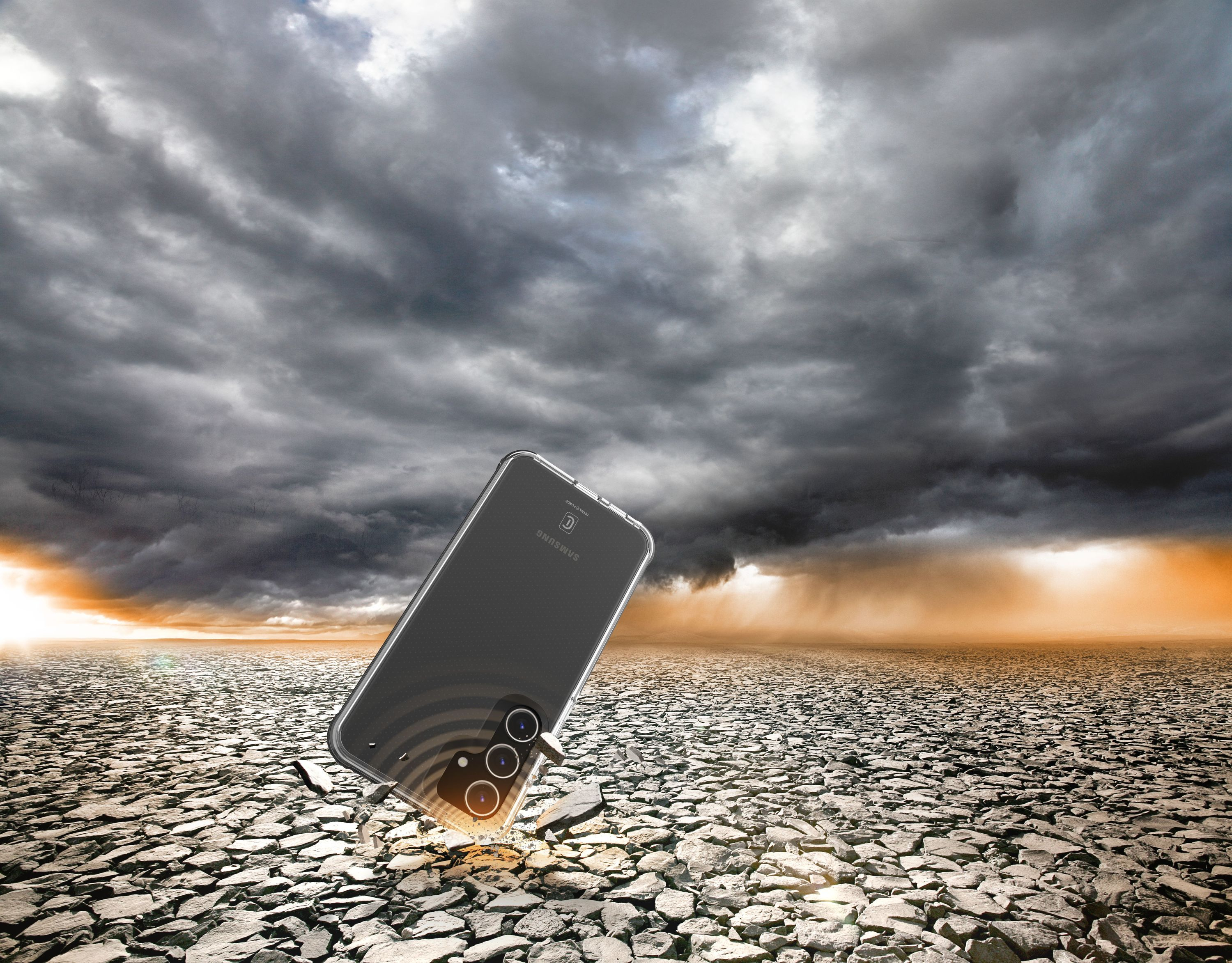 Telefono su terreno crepato, con cielo tempestoso sullo sfondo, che suggerisce danni.