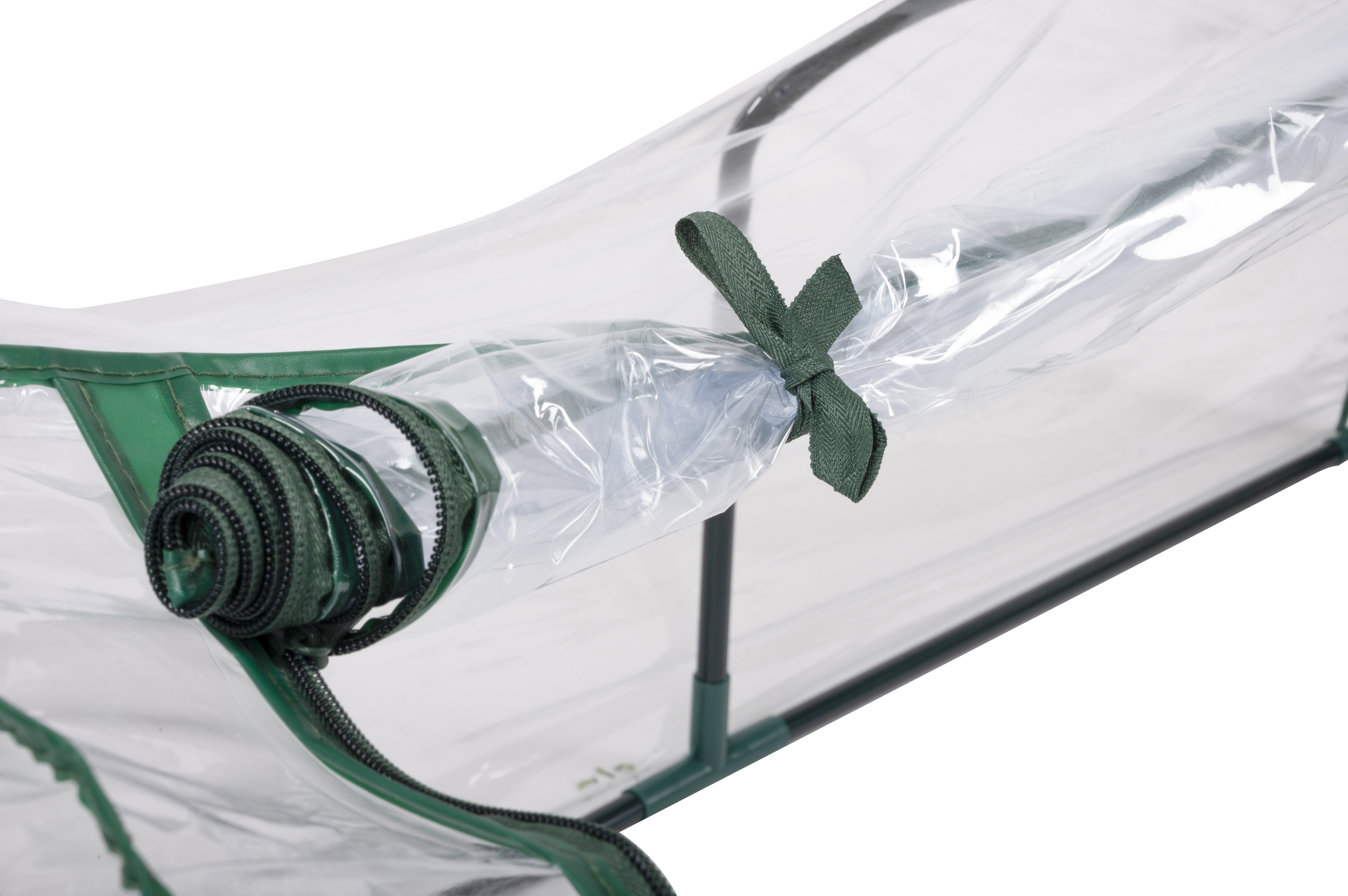 Rol helder plastic met een groen lint eromheen. Witte achtergrond.