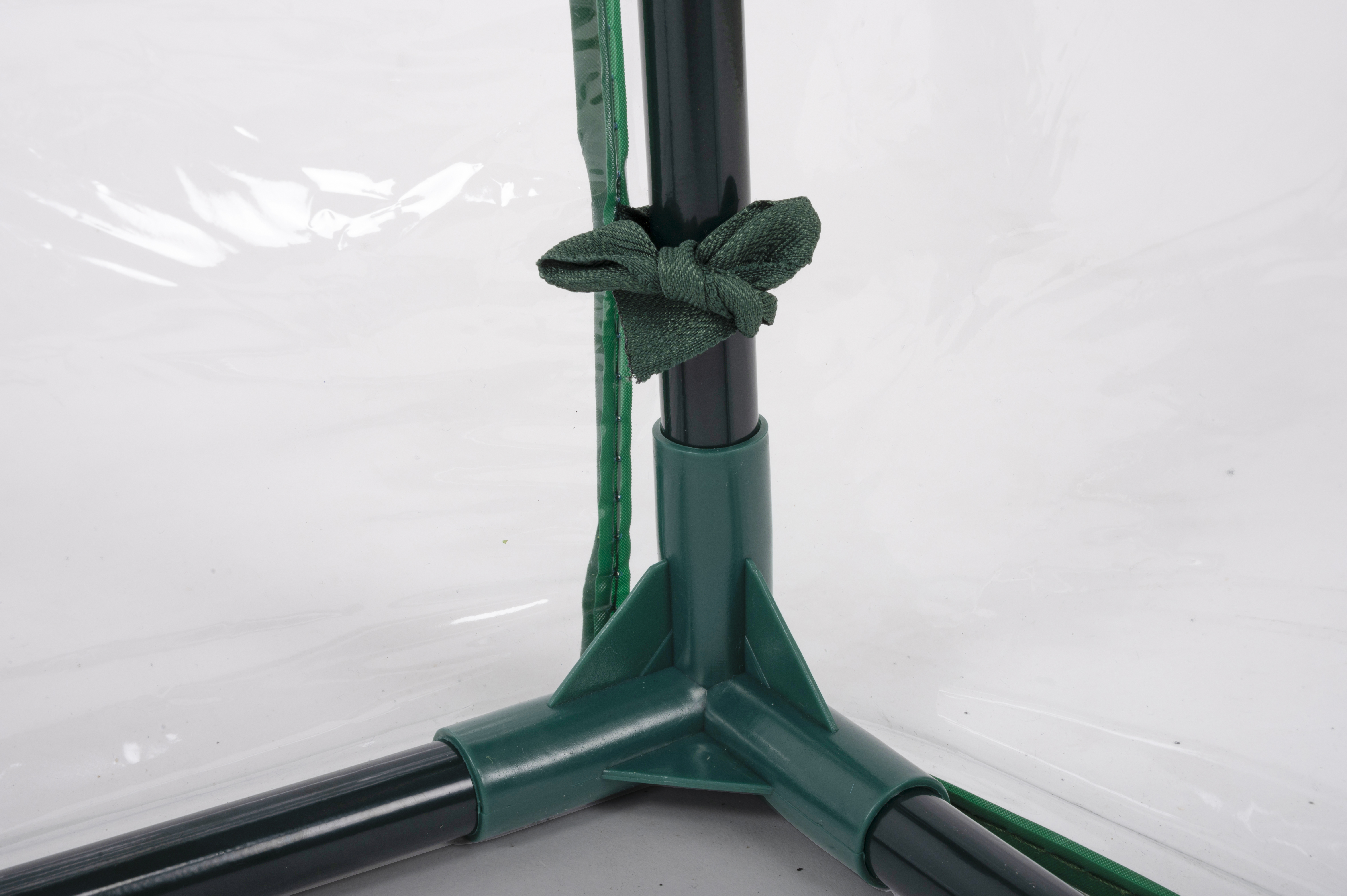 Groen metalen frame met groene stoffen stropdas. Achtergrond is wit.
