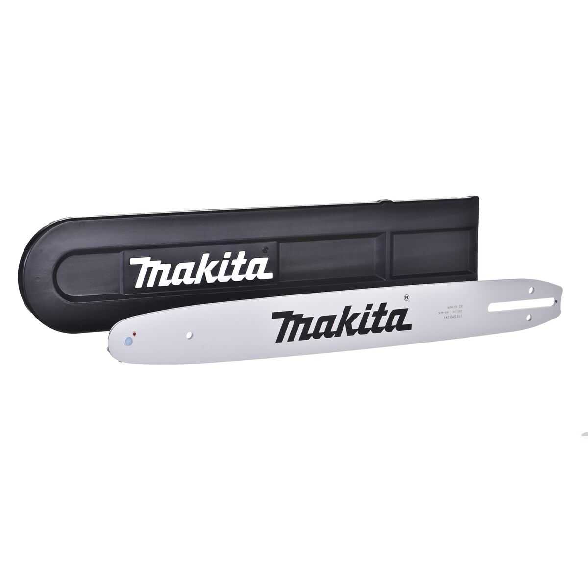 Makita-Kettensägenblatt und seine schwarze Schutzhülle. Weißer Hintergrund.