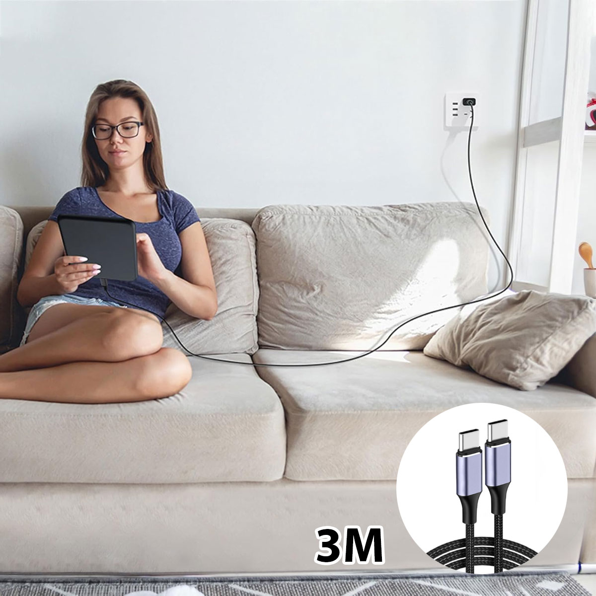 Frau sitzt auf einem Sofa und benutzt ein Tablet. USB-C-Kabel sind an einer Steckdose angeschlossen.