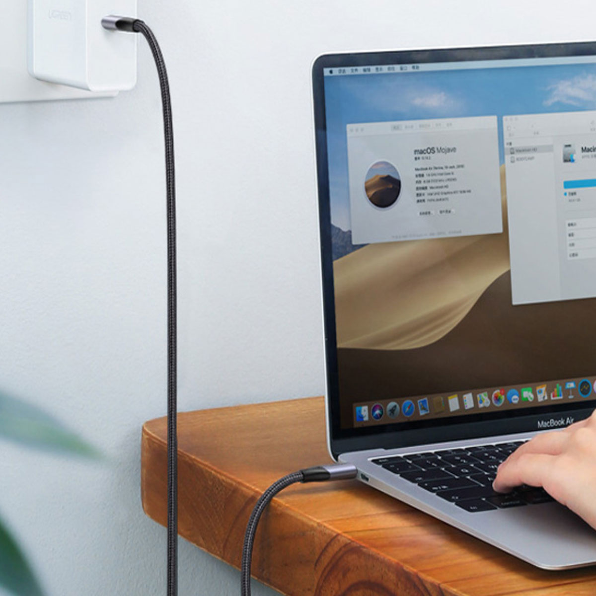 Laptop an ein Ladegerät angeschlossen. Ein Kabel führt vom Laptop zum Ladegerät.