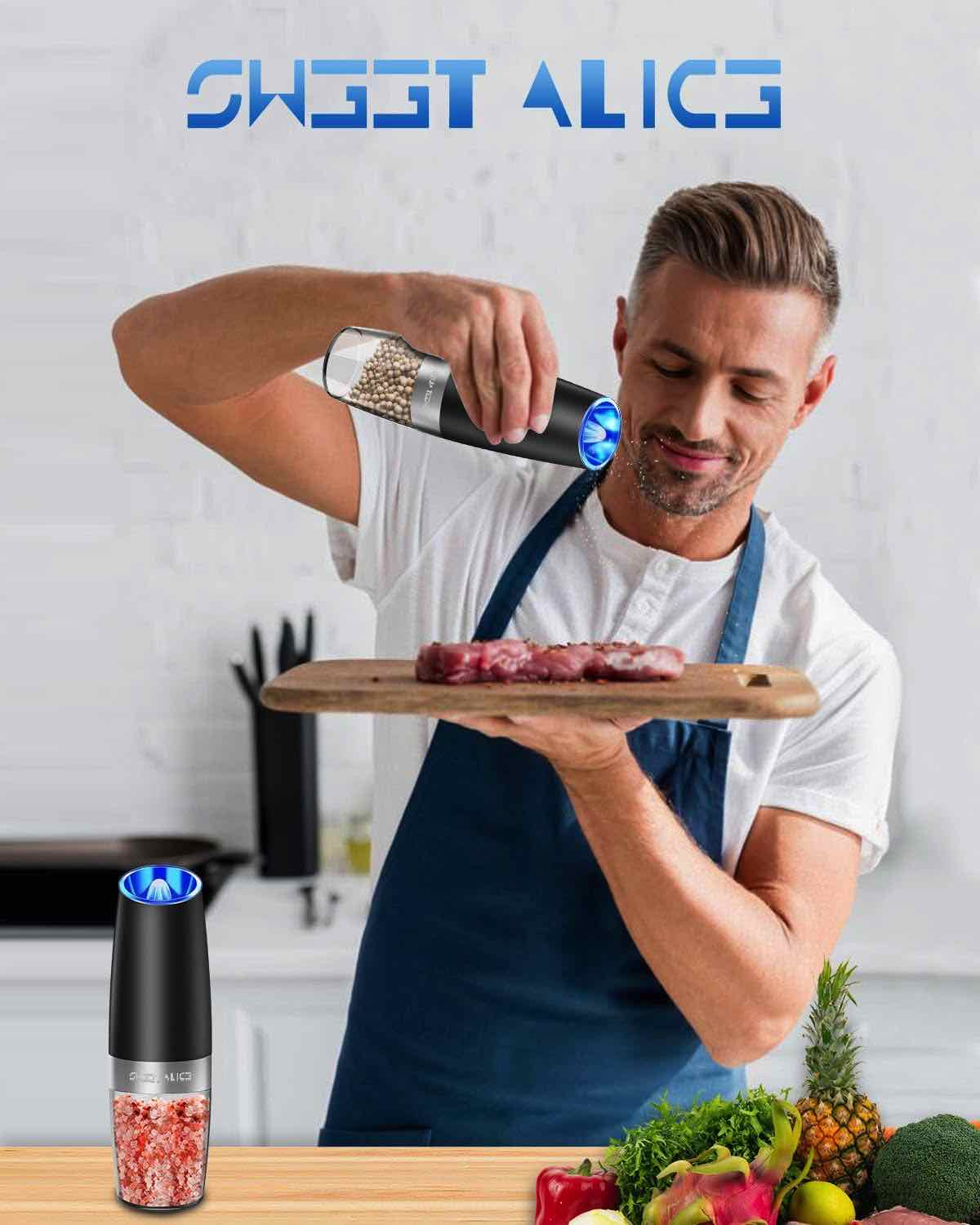 Ein Mann mahlt Pfeffer auf Fleisch auf einem Brett. Eine Pfeffermühle in der Hand, eine Küchenszene mit Gemüse.