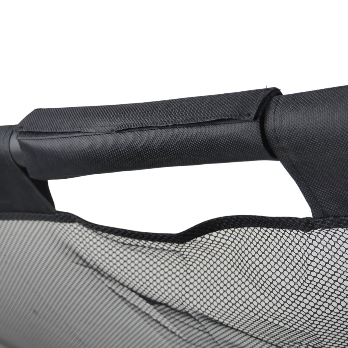 Zbliżenie czarnego uchwytu z siatką poniżej.