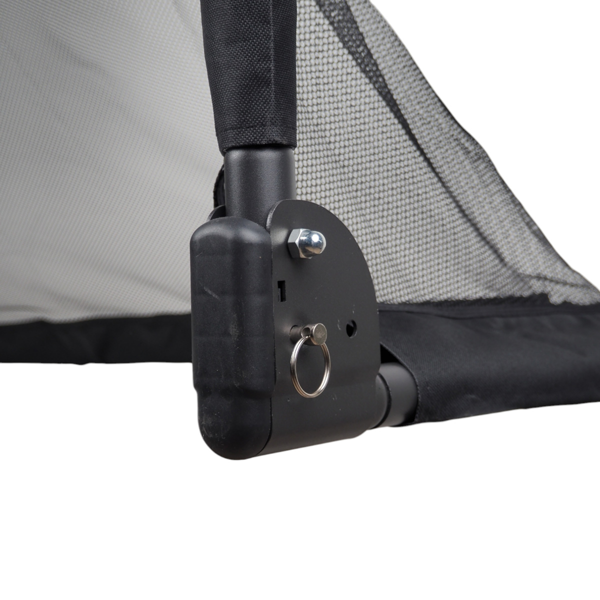 Zbliżenie czarnej metalowej obudowy z siatki. Siatka jest trzymana przez czarne słupy. Widoczny pierścień.