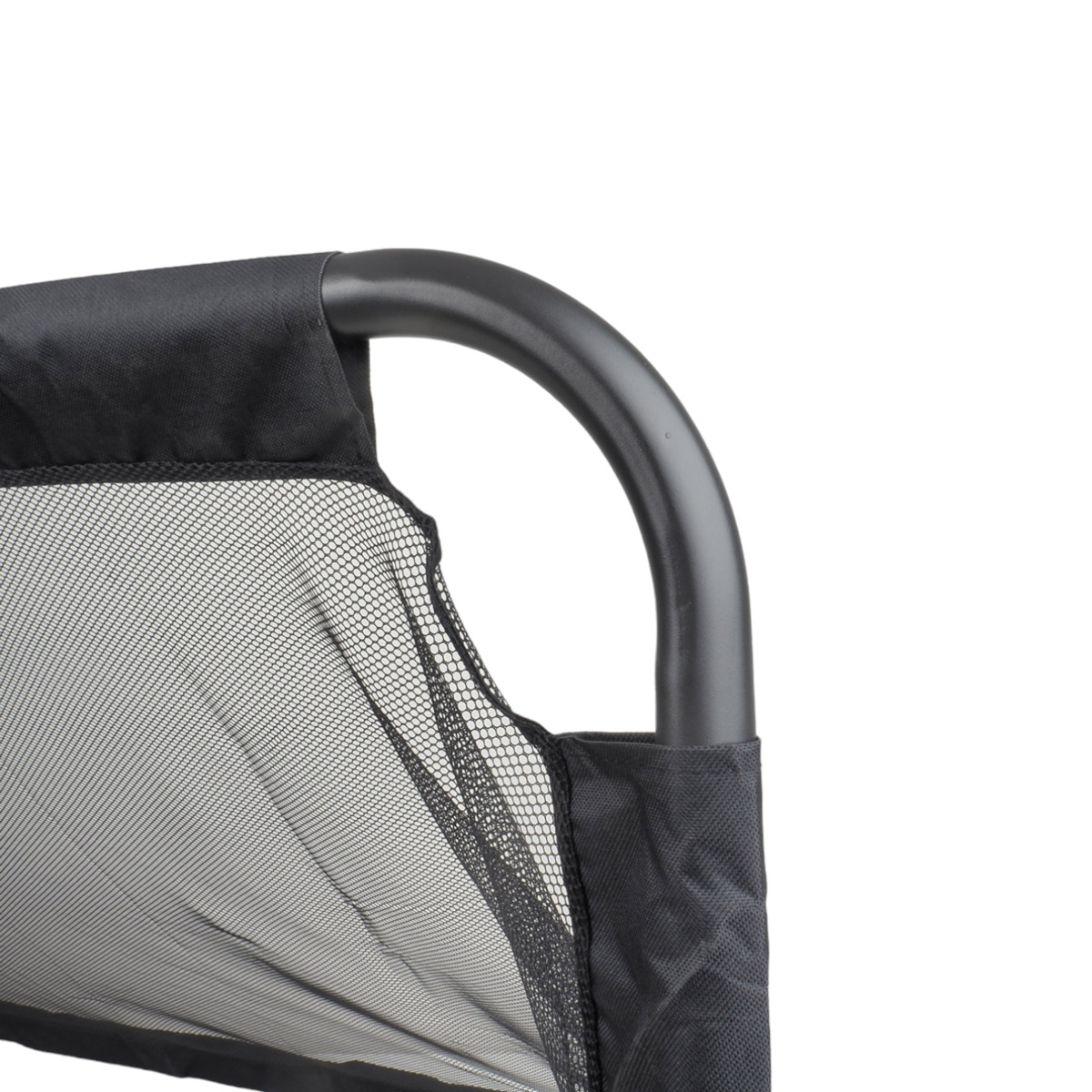 Czarna siatka z zakrzywioną czarną metalową ramą na białym tle.