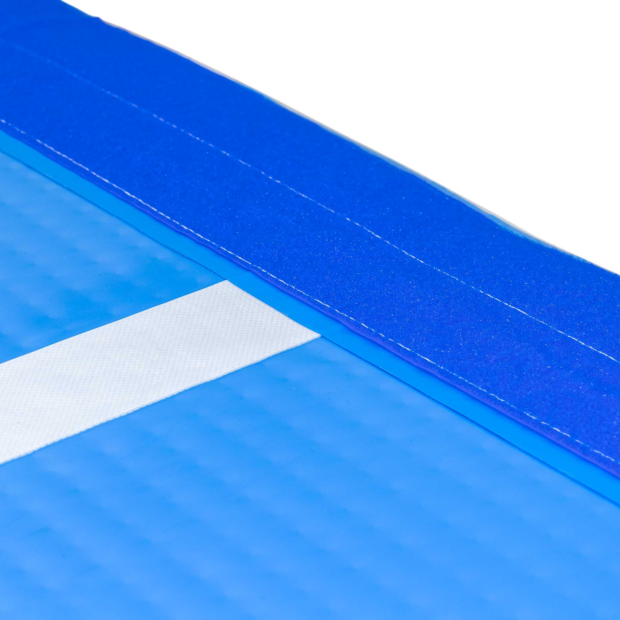 Niebieska i biała powierzchnia z białym paskiem. Niebieska tkanina z białymi szwami.