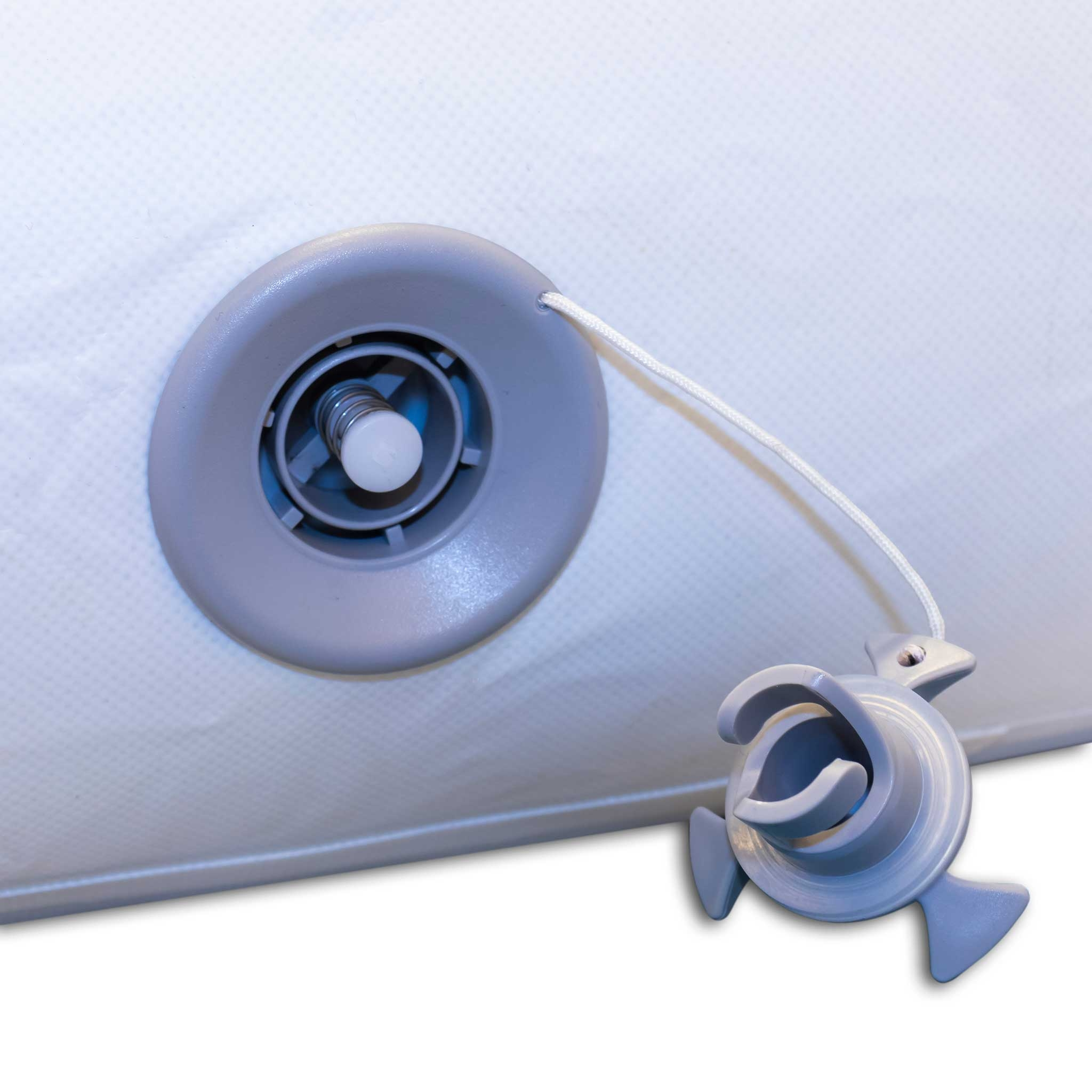 Szary zawór nadmuchiwany z białym sznurkiem i stylizowanym uchwytem na białej powierzchni.