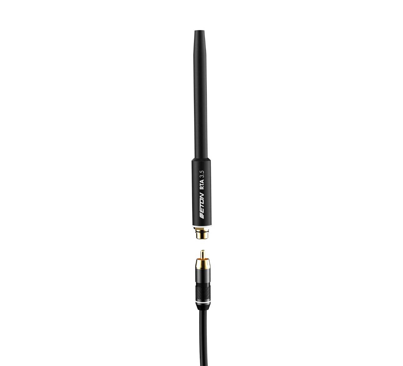 Schwarzes und goldenes Audiokabel. Das Kabel ist getrennt, um die Innenteile zu zeigen.