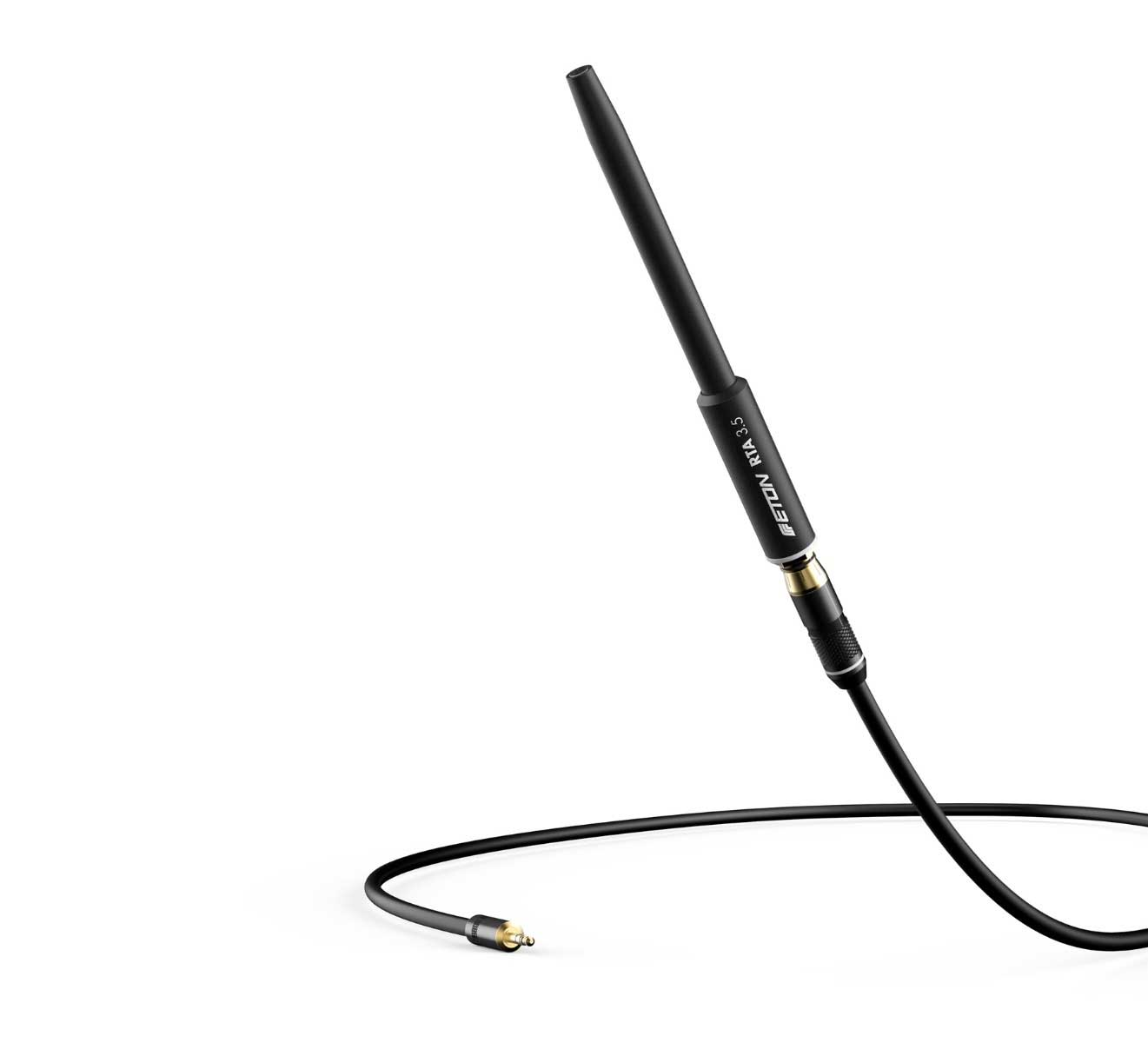 Ein schwarzes Mikrofon mit Kabel. Es ist auf weißem Hintergrund.