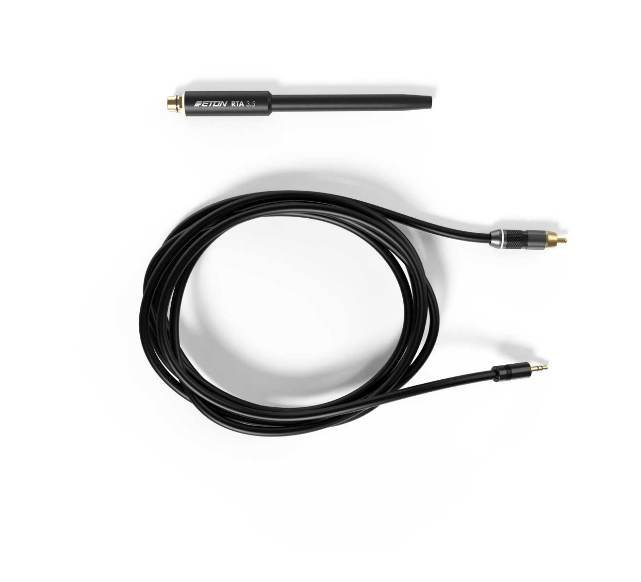 Schwarzes Audiokabel und Adapter. Das Kabel ist aufgerollt. Der Adapter ist mit BETON RIA 3.5 beschriftet.