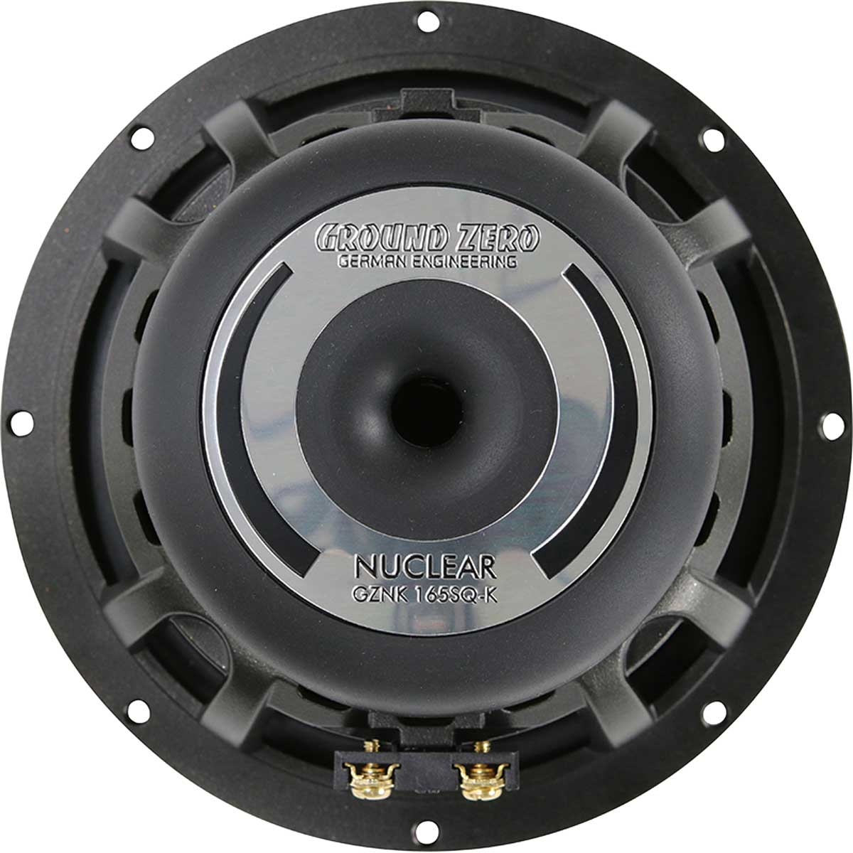Ein schwarzer Auto-Subwoofer mit silbernen Details und dem Text "GROUND ZERO GERMAN ENGINEERING NUCLEAR".