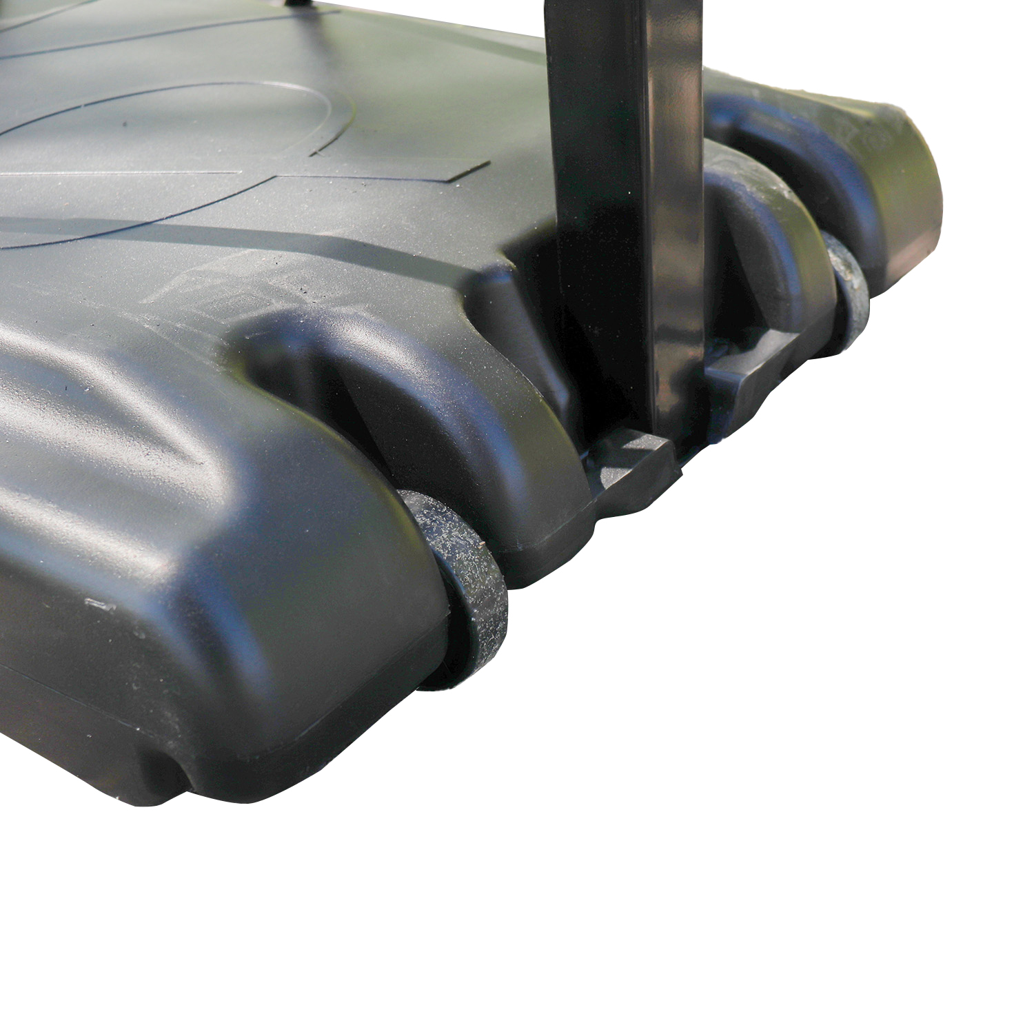 Czarna podstawa do kosza do koszykówki z kołami. Podstawa jest płaska, z kołami na spodzie.