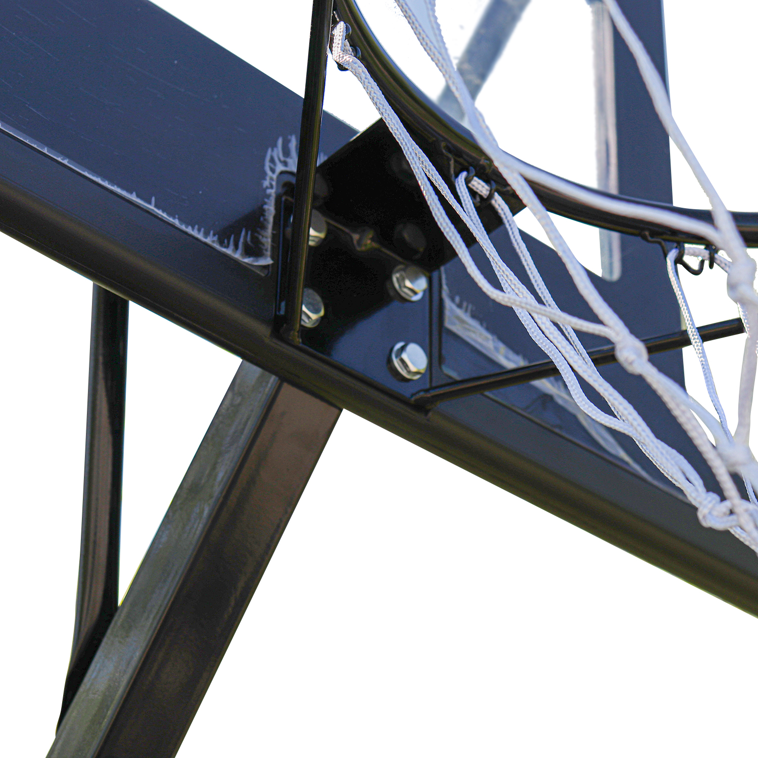 Szczegóły kosza do koszykówki: czarna obręcz, biała siatka, śruby, białe tło.