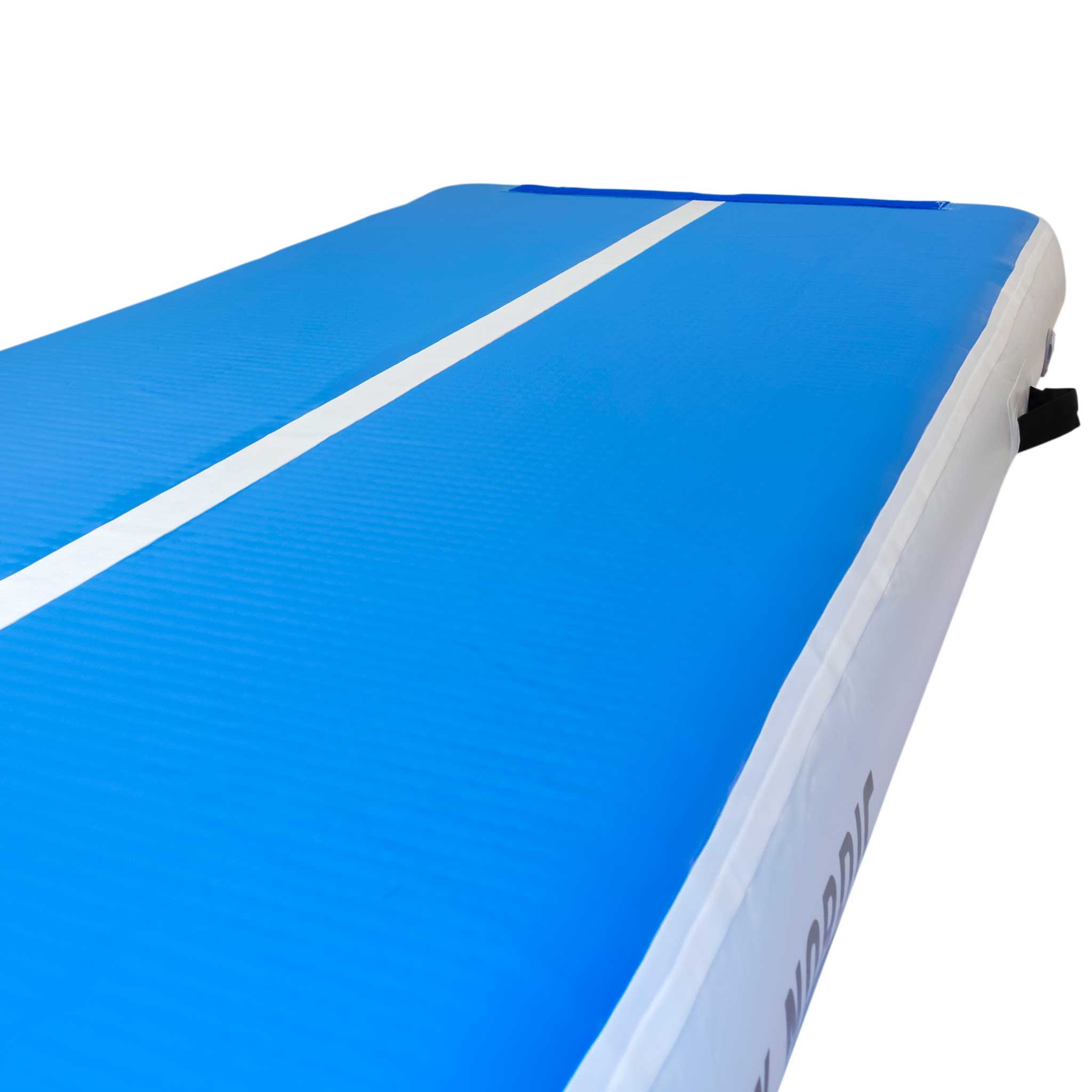 Niebiesko-biała mata powietrzna z białym paskiem pośrodku. Białe tło.