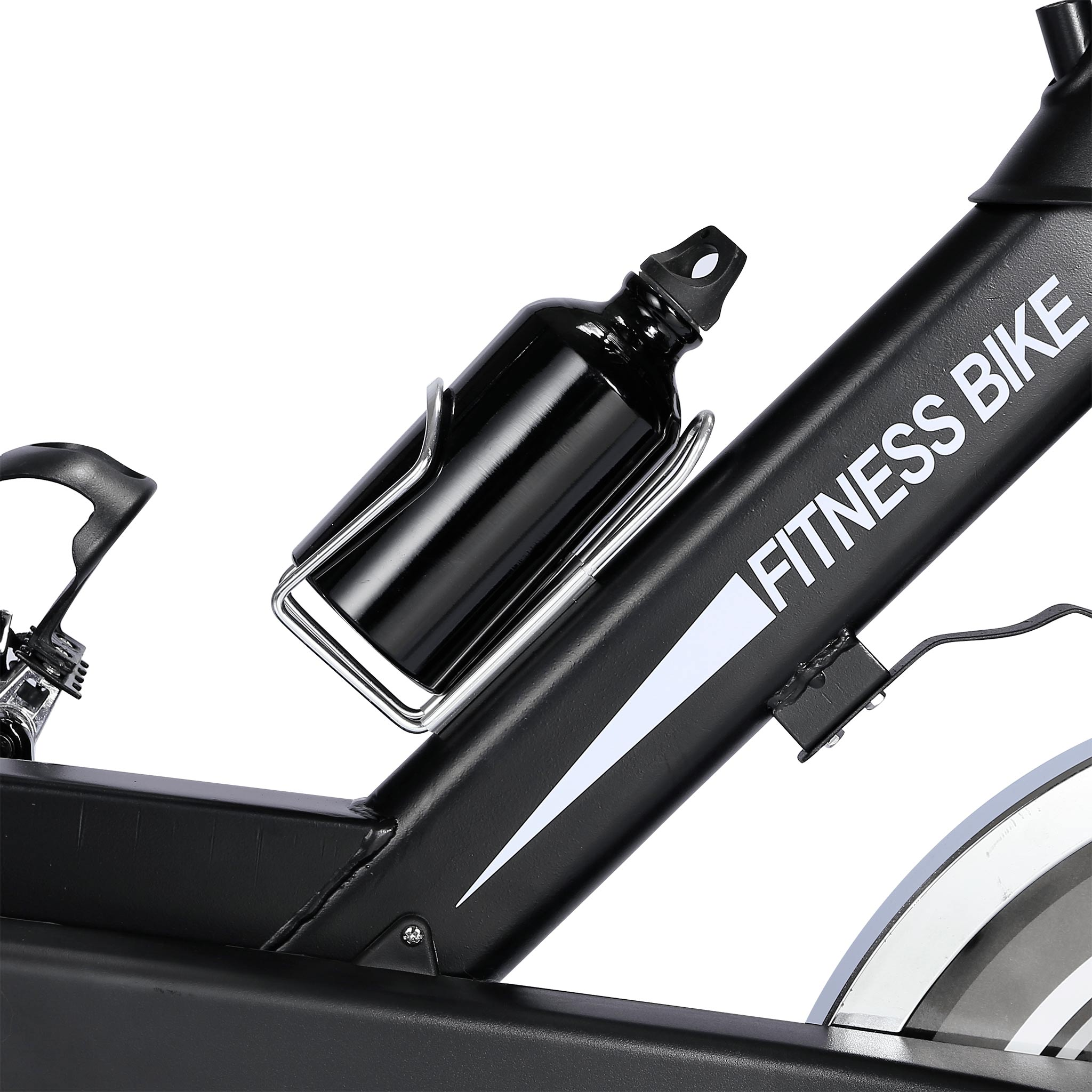 Czarny rower fitness. Butelka z wodą znajduje się w srebrnym uchwycie przymocowanym do ramy.