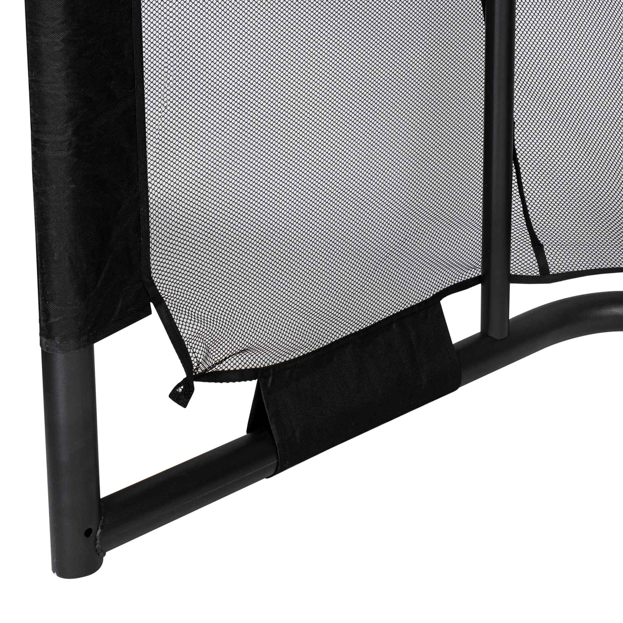 Czarna siatka przymocowana do czarnej metalowej ramy. Szczegół połączenia.