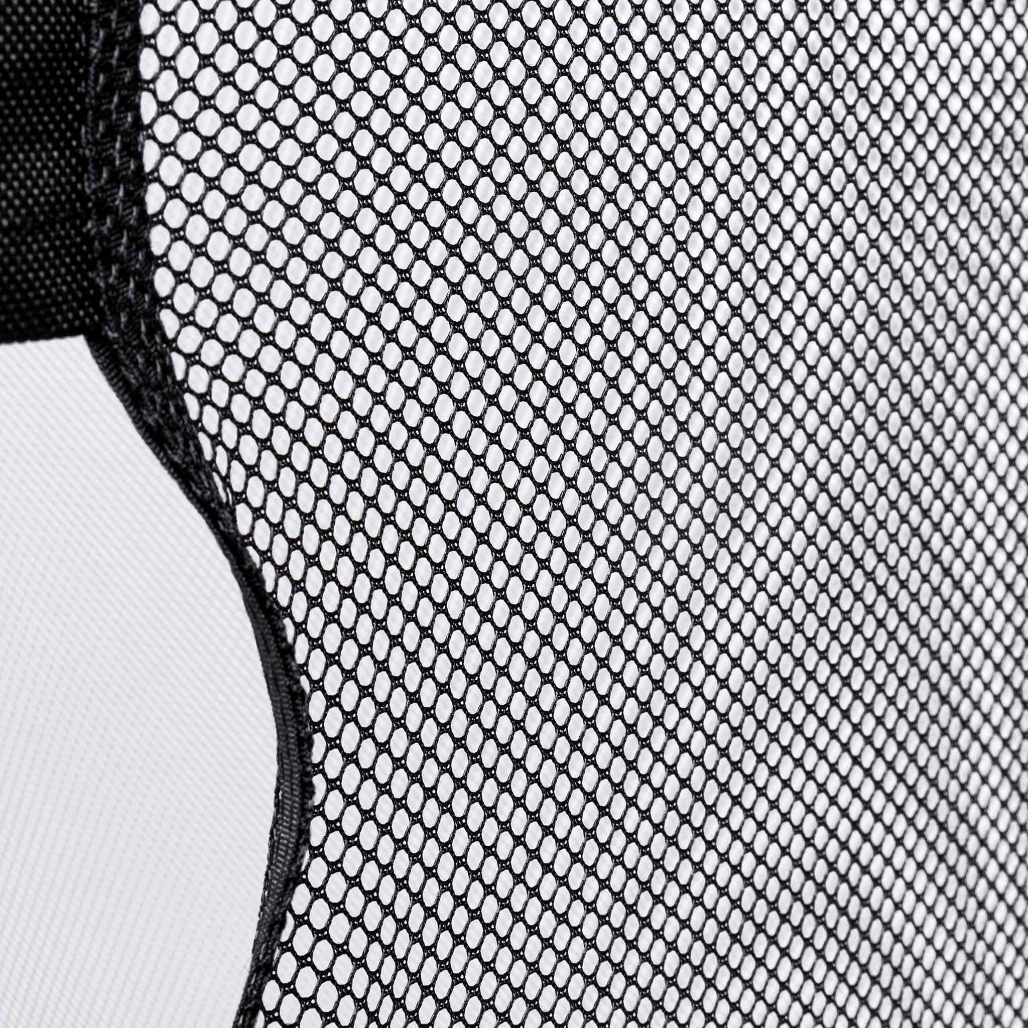 Zbliżenie czarnej siatki, pokazujące teksturę i wzór materiału.