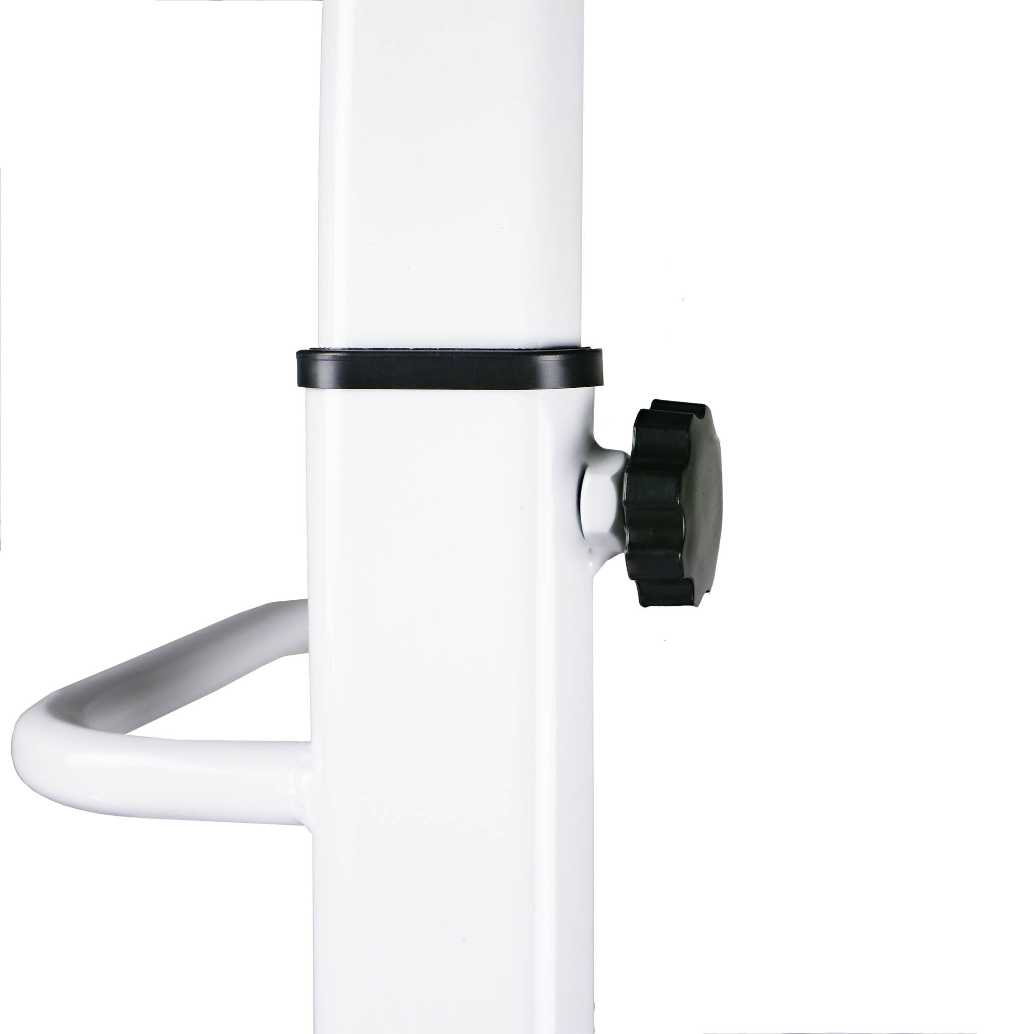 Biały metalowy słupek z czarnym pokrętłem. Zakrzywiony biały pręt po lewej.