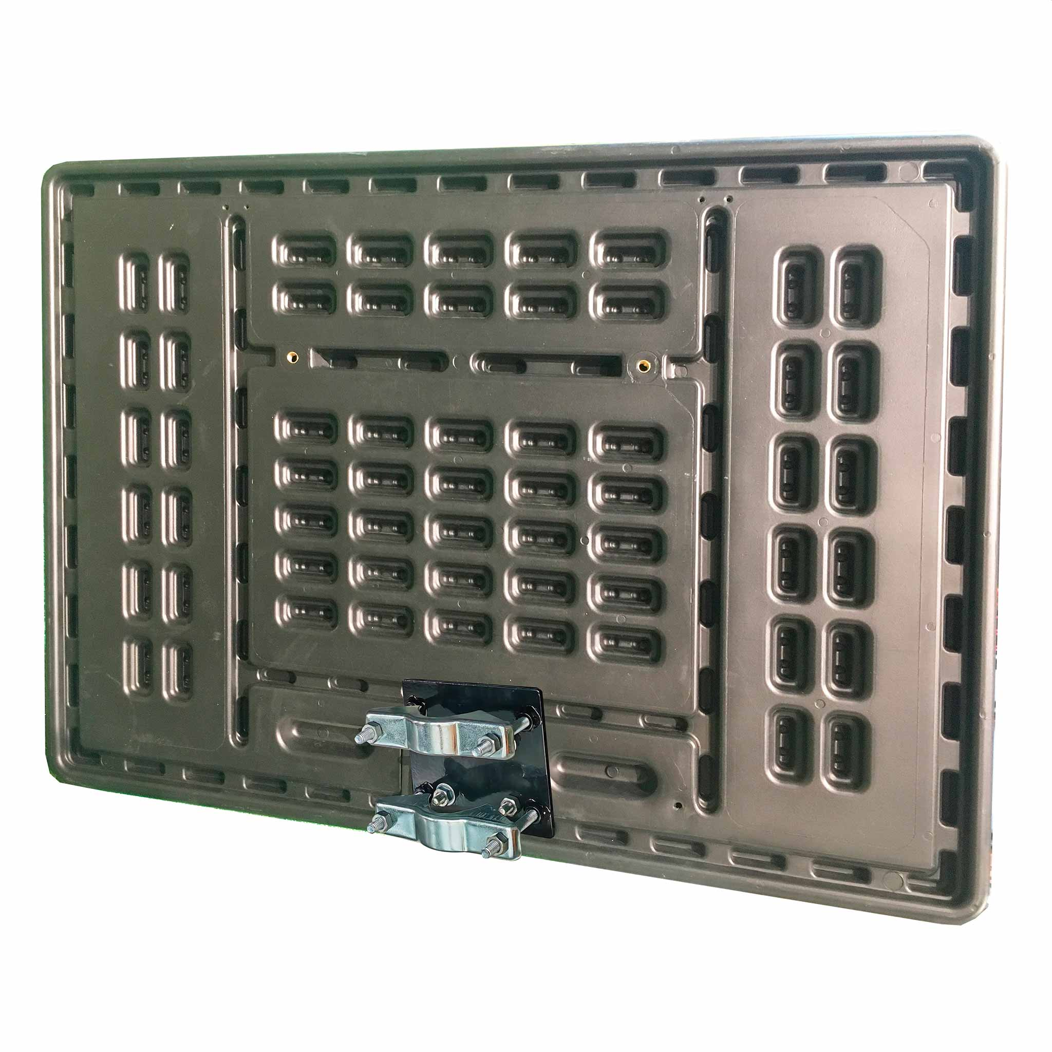 Szary panel metalowy z prostokątnymi i kwadratowymi wycięciami, zabezpieczony wspornikami.