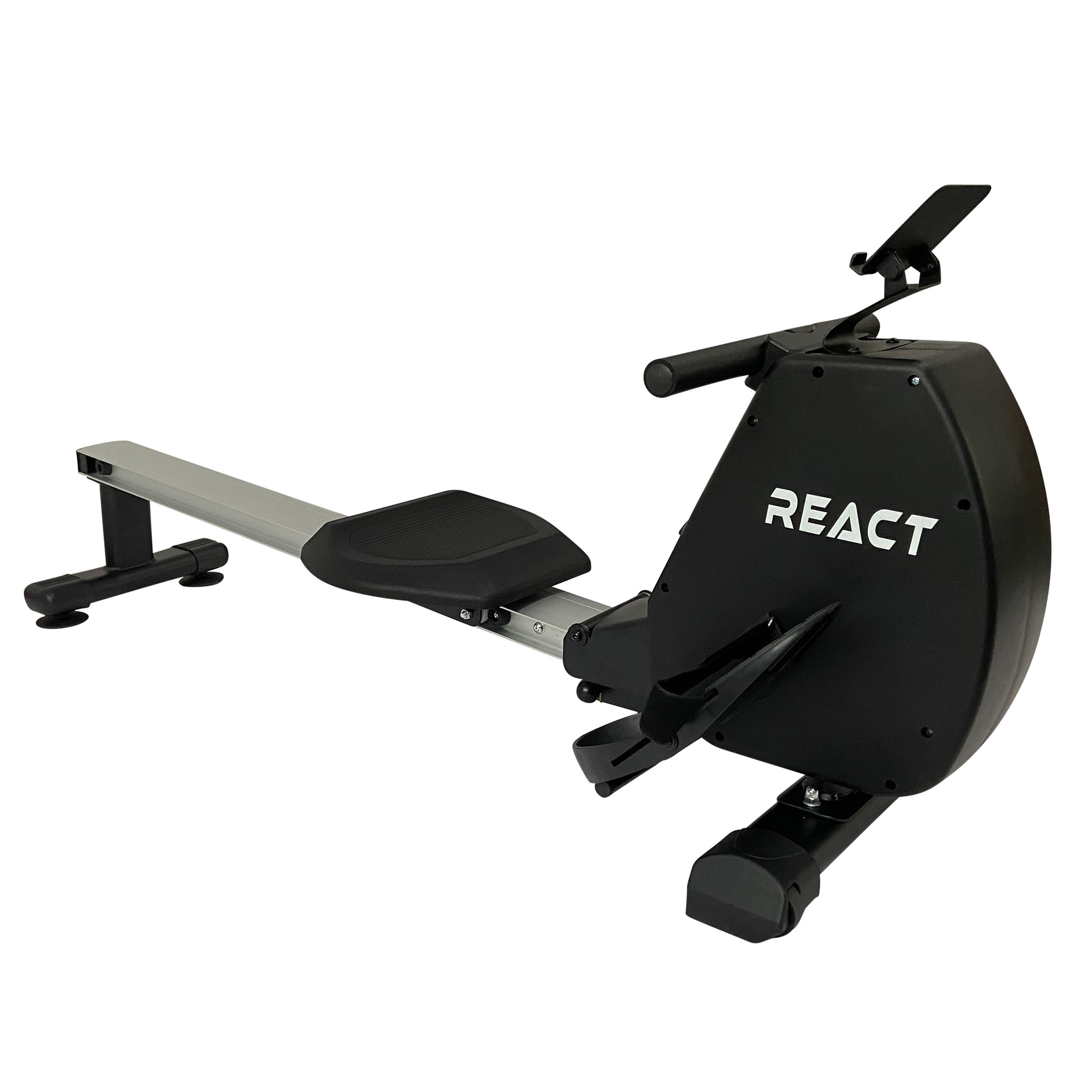 Eine schwarze React Rudermaschine. Sie hat einen Sitz, einen Griff und Fußstützen vor weißem Hintergrund.