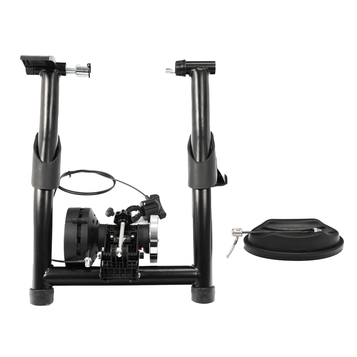 Czarny trenażer rowerowy z kołem, na białym tle. Jest kabel sterujący.