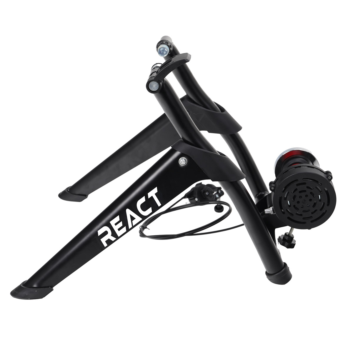 Czarny trenażer rowerowy z logo REACT. Czerwone koło, czarna rama i białe tło.