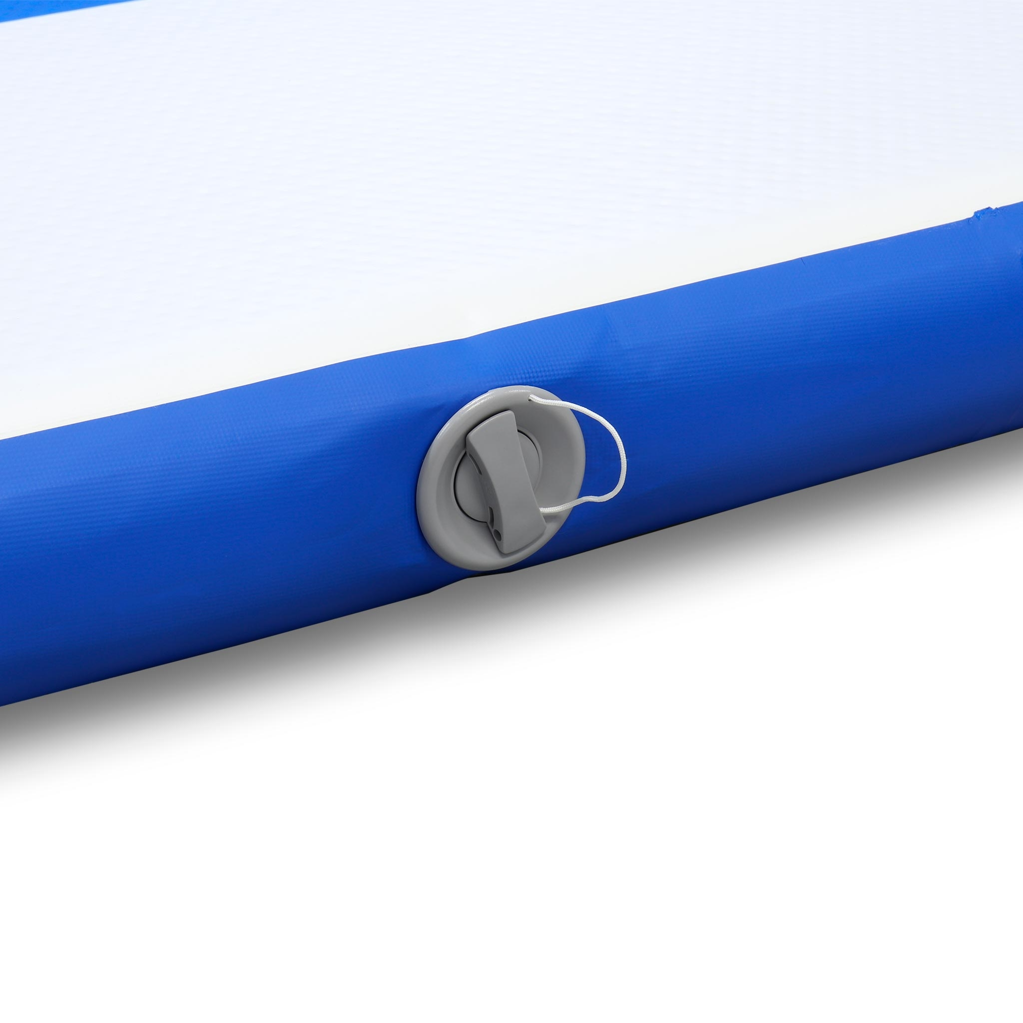 Niebieska nadmuchiwana mata gimnastyczna z zaworem.