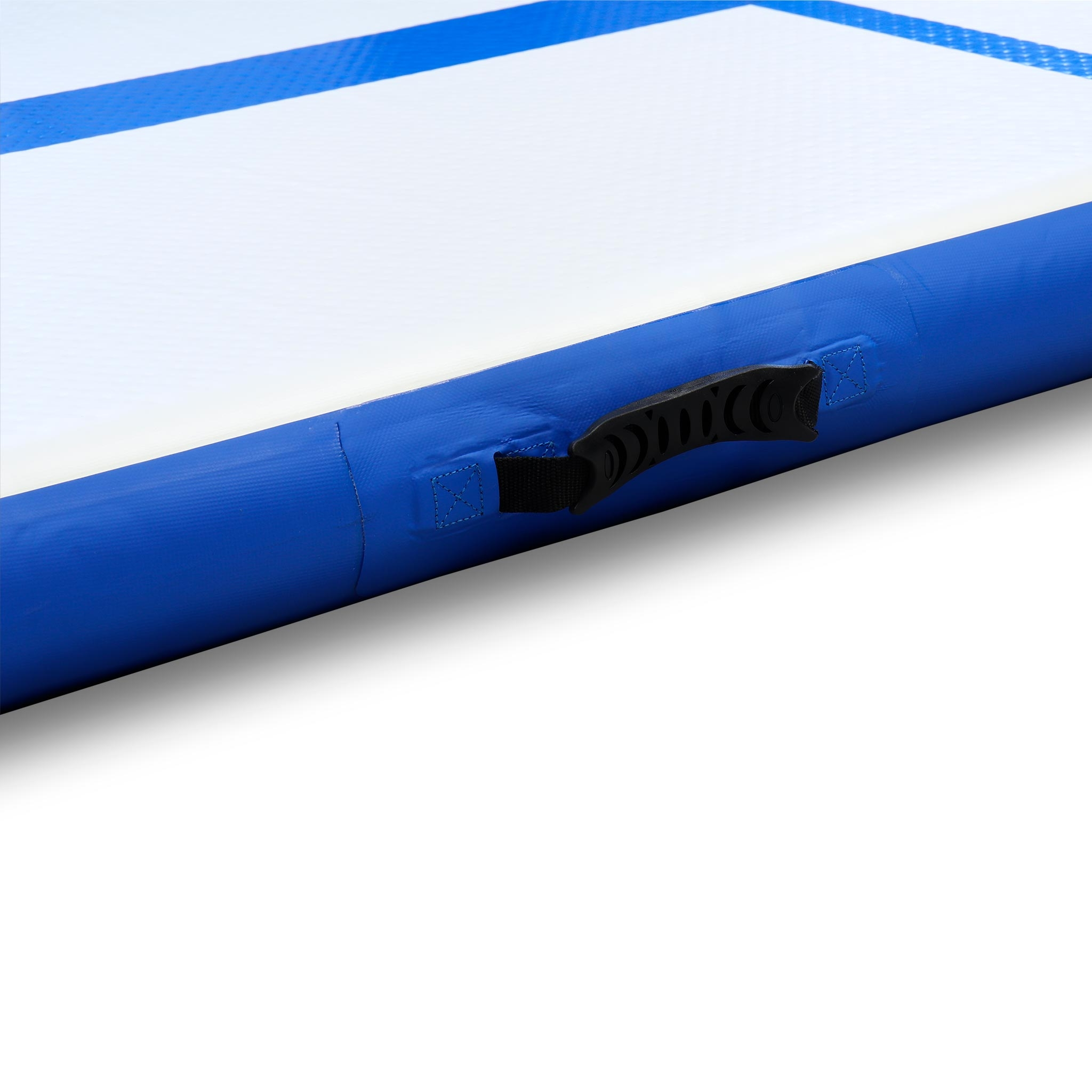 Niebiesko-biała mata gimnastyczna z czarnym uchwytem, na białym tle.