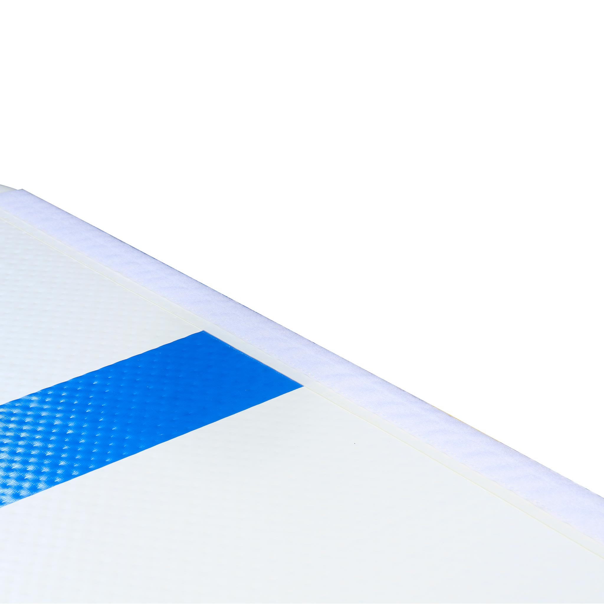 Biała powierzchnia z niebieskim paskiem. Widoczna faktura.