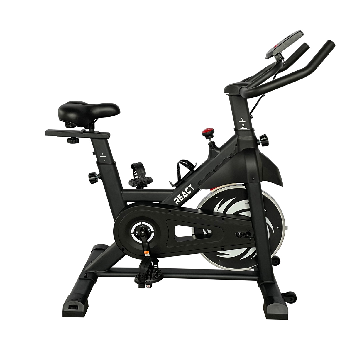 Czarny rower treningowy na białym tle. Marka React. Czarne siodełko i pedały.