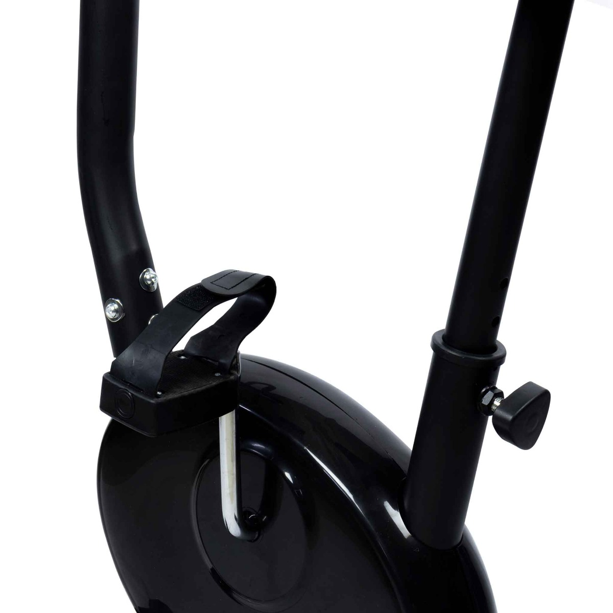 Zbliżenie czarnego roweru treningowego. Obraz wyróżnia pedały i kierownicę na białym tle.