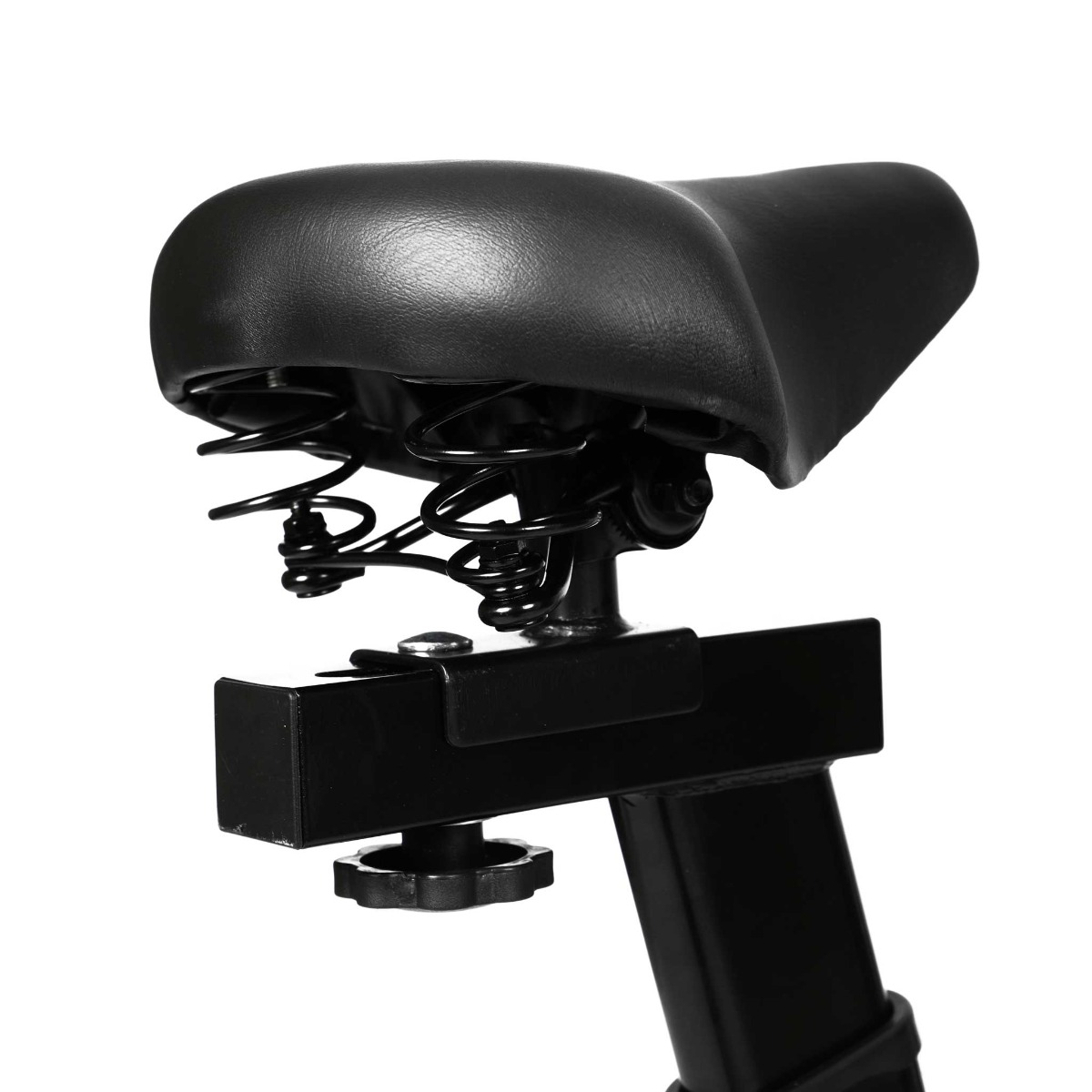 Czarne siodełko rowerowe ze sprężynami i czarną metalową ramą. Białe tło.