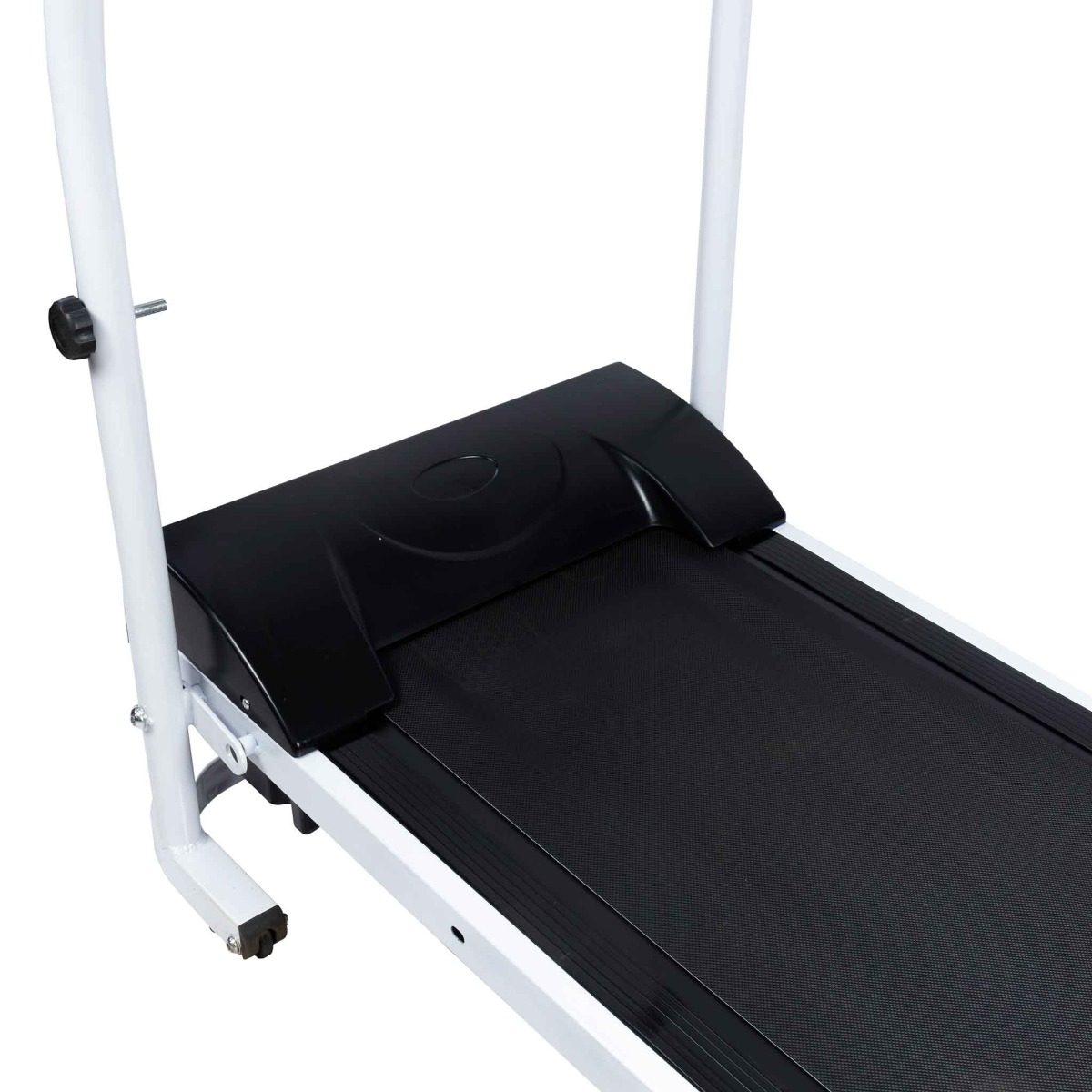 Bieżnia z białą ramą i czarnym pasem do biegania. Widok pod kątem. Białe tło, z tekstem.