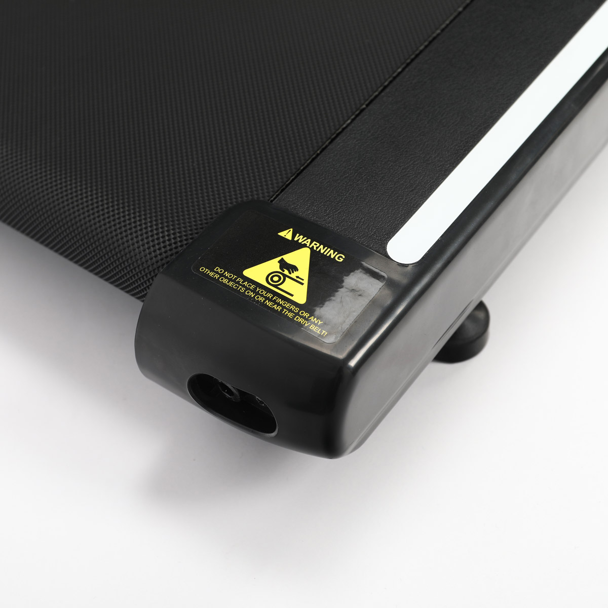 Czarny element bieżni z etykietą ostrzegawczą, białym paskiem i czarną powierzchnią.