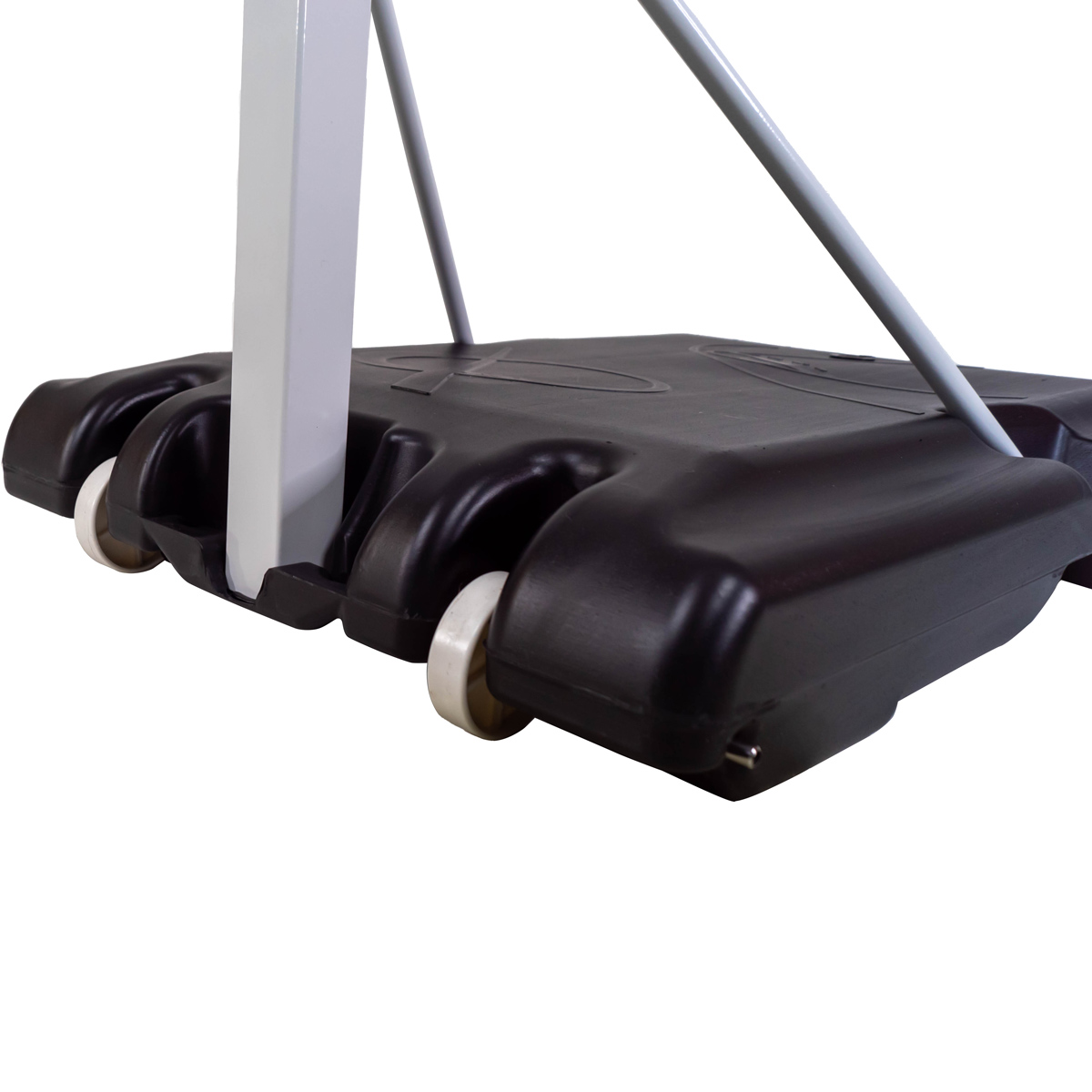 Zbliżenie podstawy kosza do koszykówki z kołami. Jest czarny, z białymi kołami.