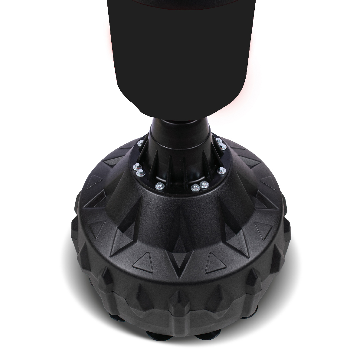 Czarna podstawa worka treningowego. Ma okrągły kształt i jest pokryta trójkątami i śrubami.