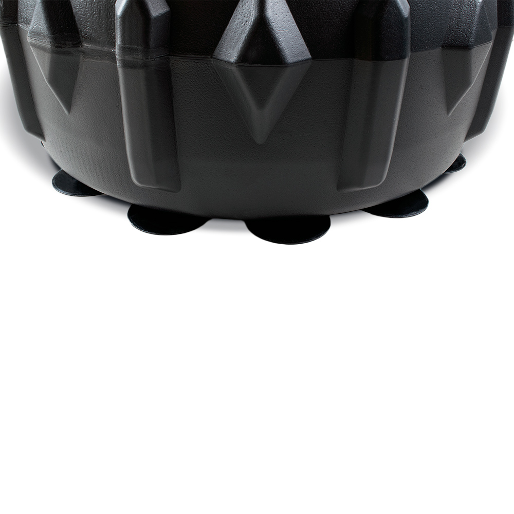 Spód czarnego, plastikowego kosza na śmieci. Widoczne czarne gumowe nóżki.