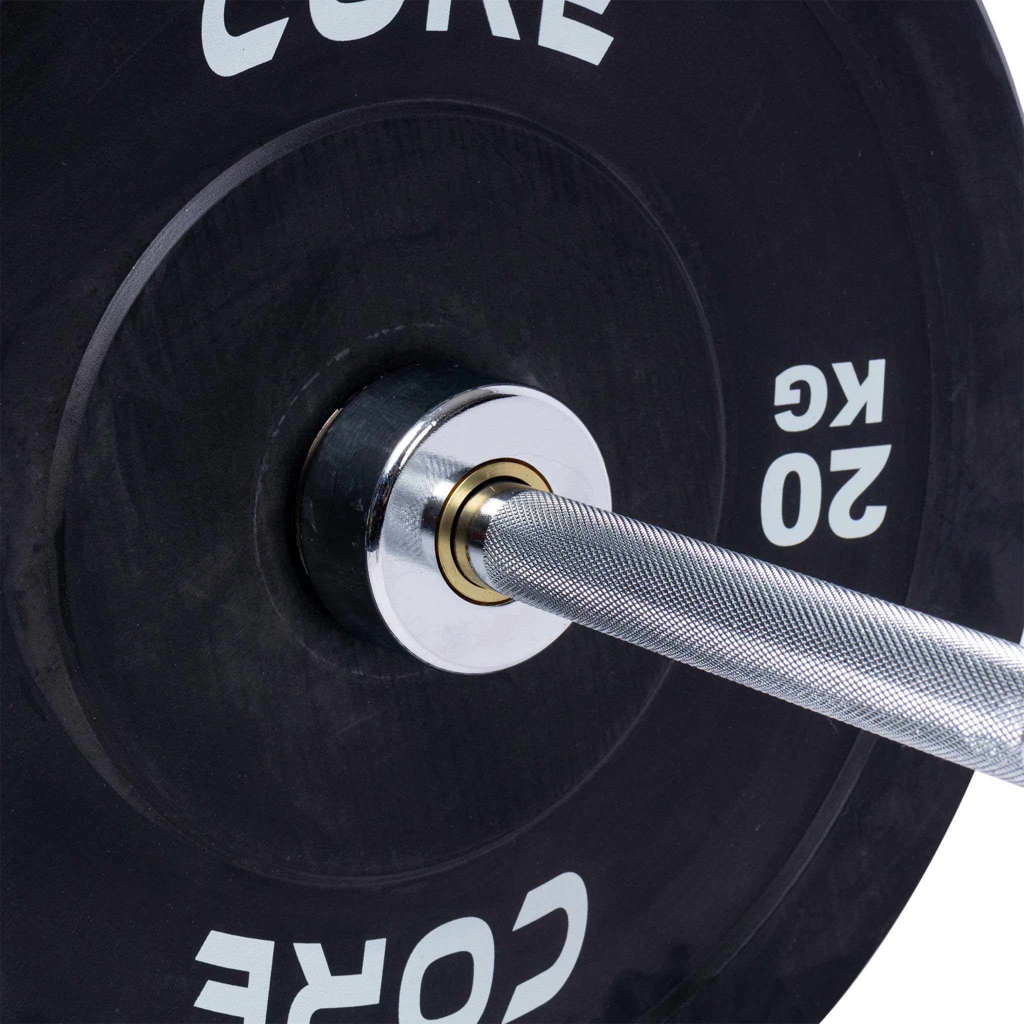 Nahaufnahme einer Hantelscheibe mit 'CORE' und '20 KG' in weißen Buchstaben. Eine silberne Langhantel ist eingesetzt.