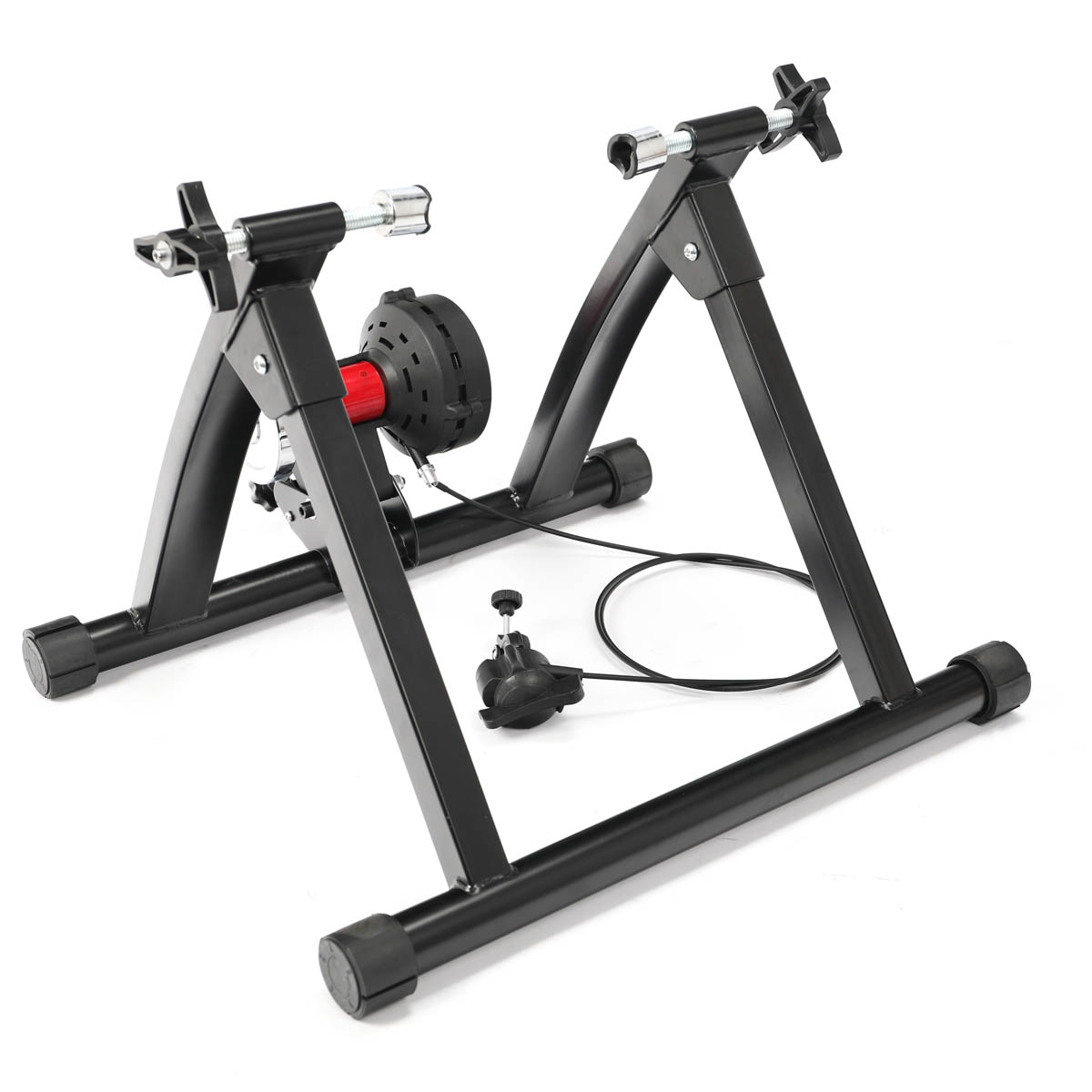 Czarny trenażer rowerowy z czerwonym elementem i czarnym kablem. Białe tło.