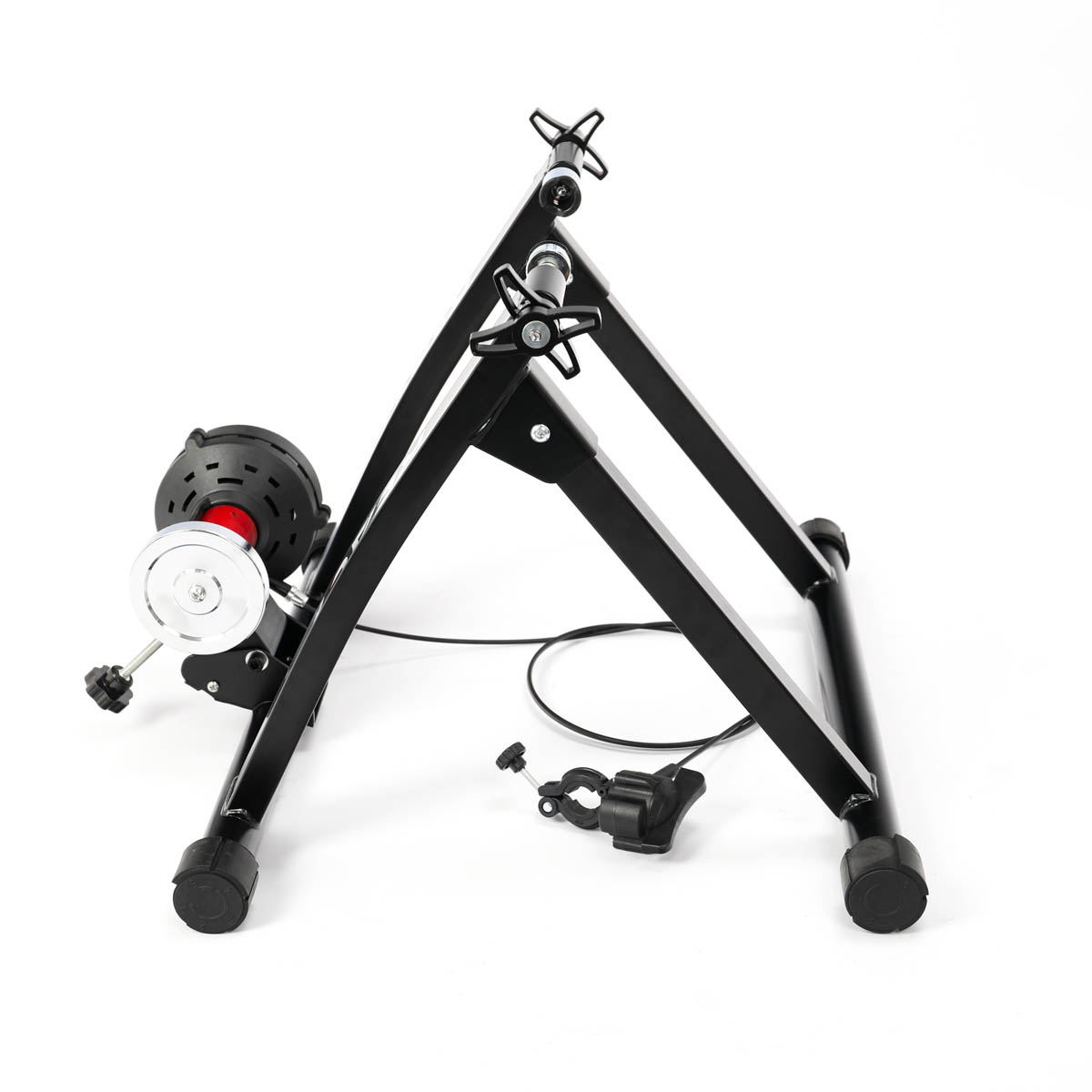 Czarno-srebrny trenażer rowerowy. Jest na białym tle.