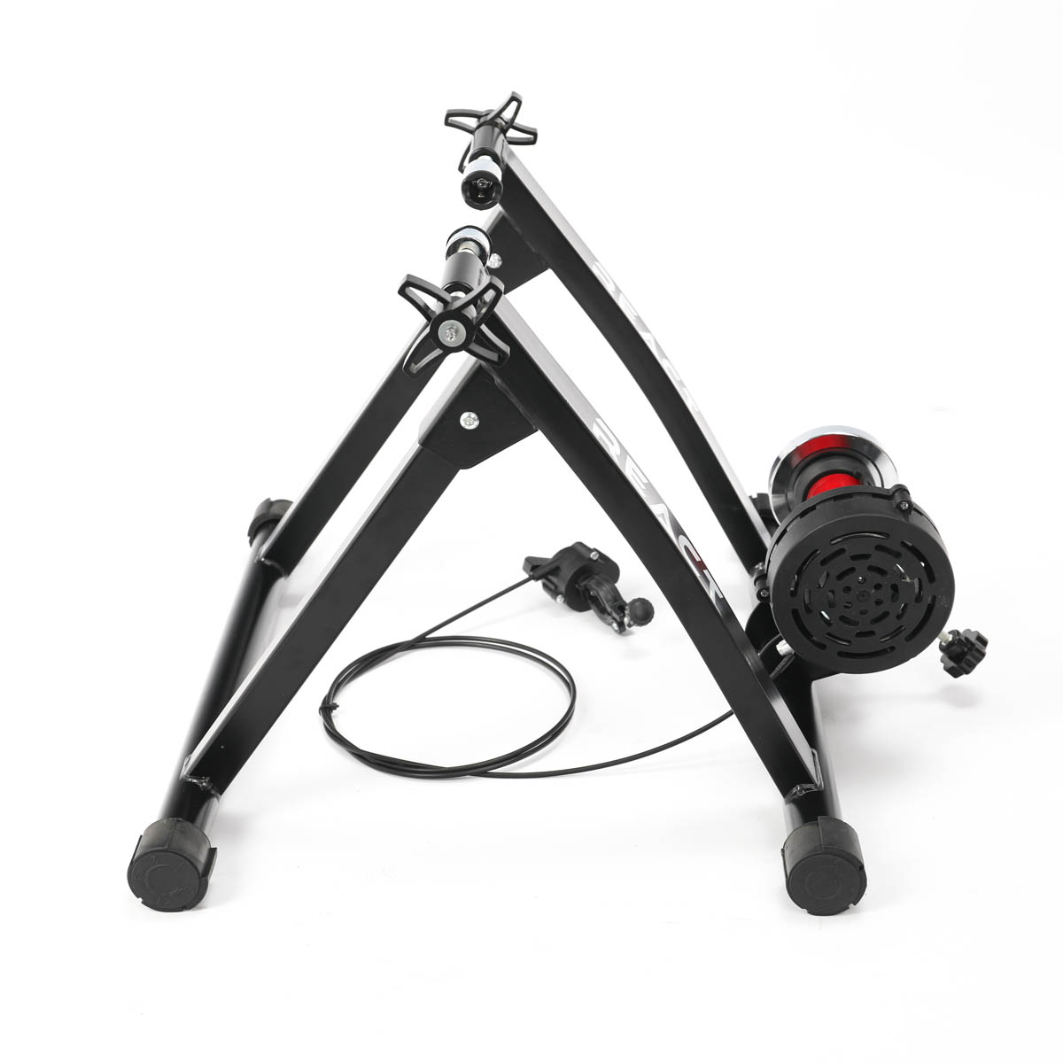 Czarny trenażer rowerowy na białym tle, widok z boku.