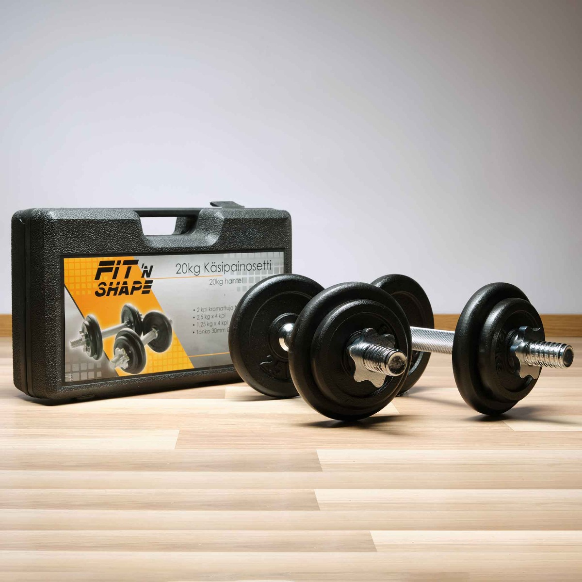 Czarny zestaw hantli i etui. Leżą na drewnianej podłodze.