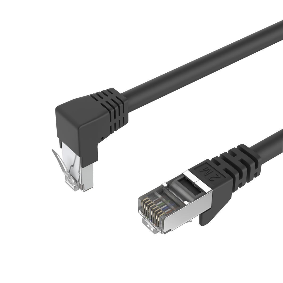 Schwarzes Ethernet-Kabel mit abgewinkeltem und Standard-Anschluss. Weißer Hintergrund.