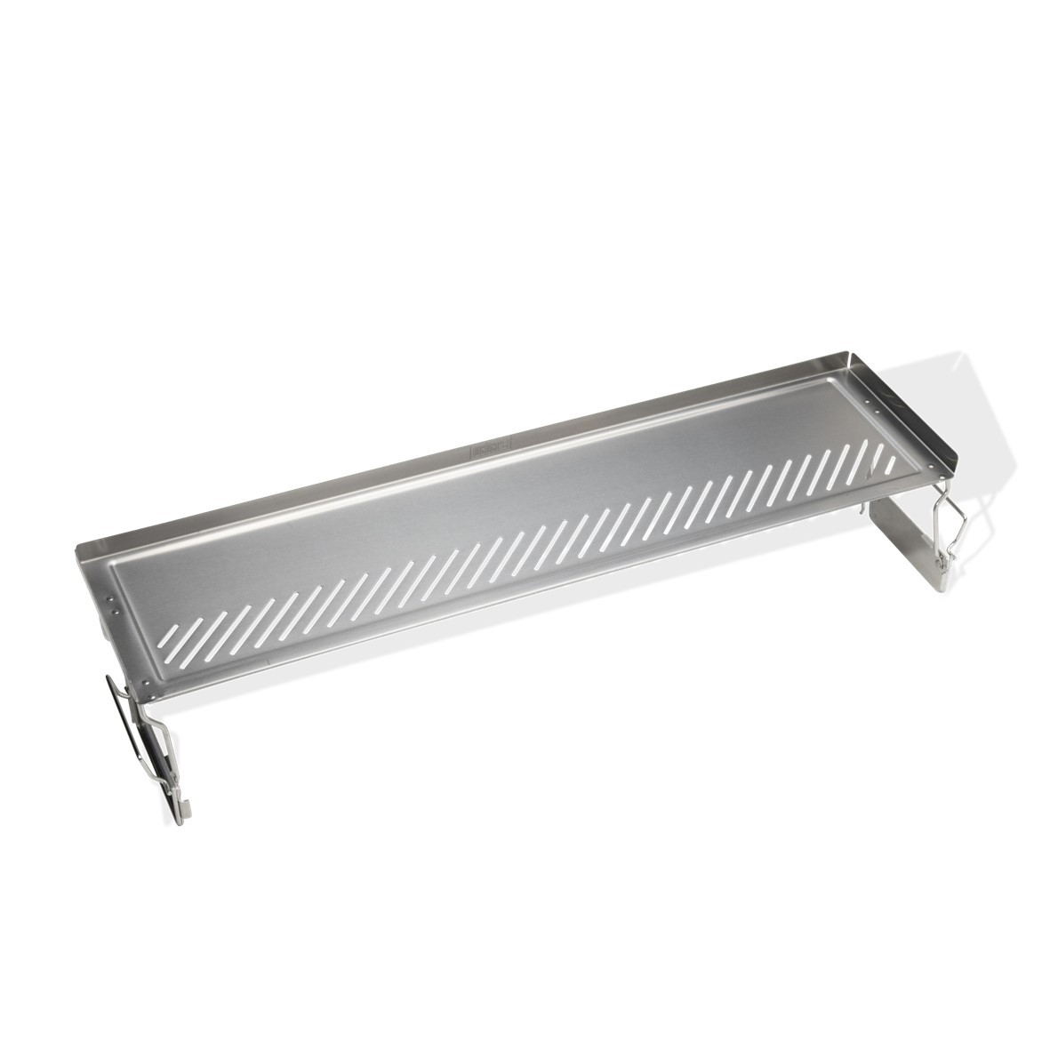 Una estantería de metal plateado con agujeros y soportes. Fondo blanco.