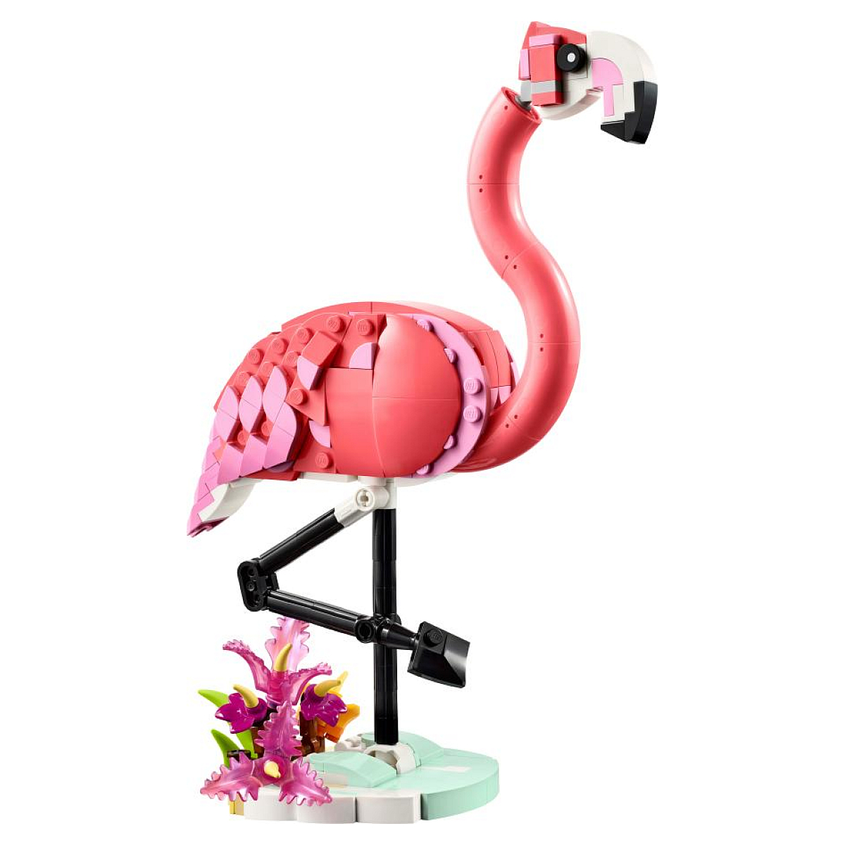Model Lego flaminga, różowy i biały, z czarnym stojakiem i różowymi kwiatami.