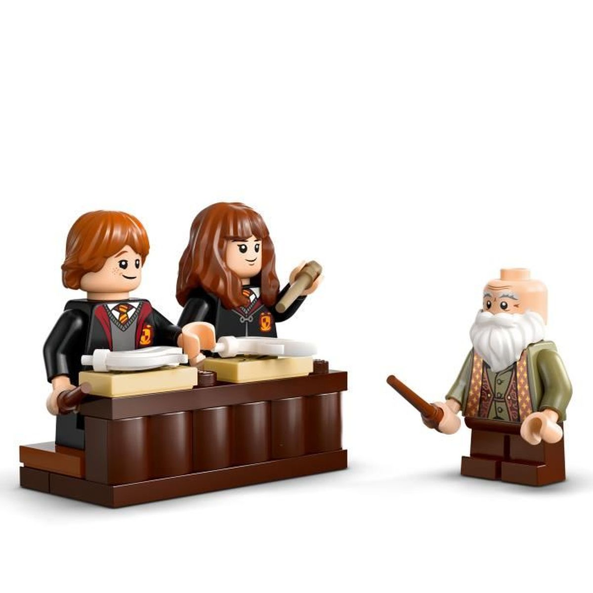Zestaw LEGO Harry Potter przedstawia Rona i Hermionę przy biurkach z Dumbledorem, białe tło.